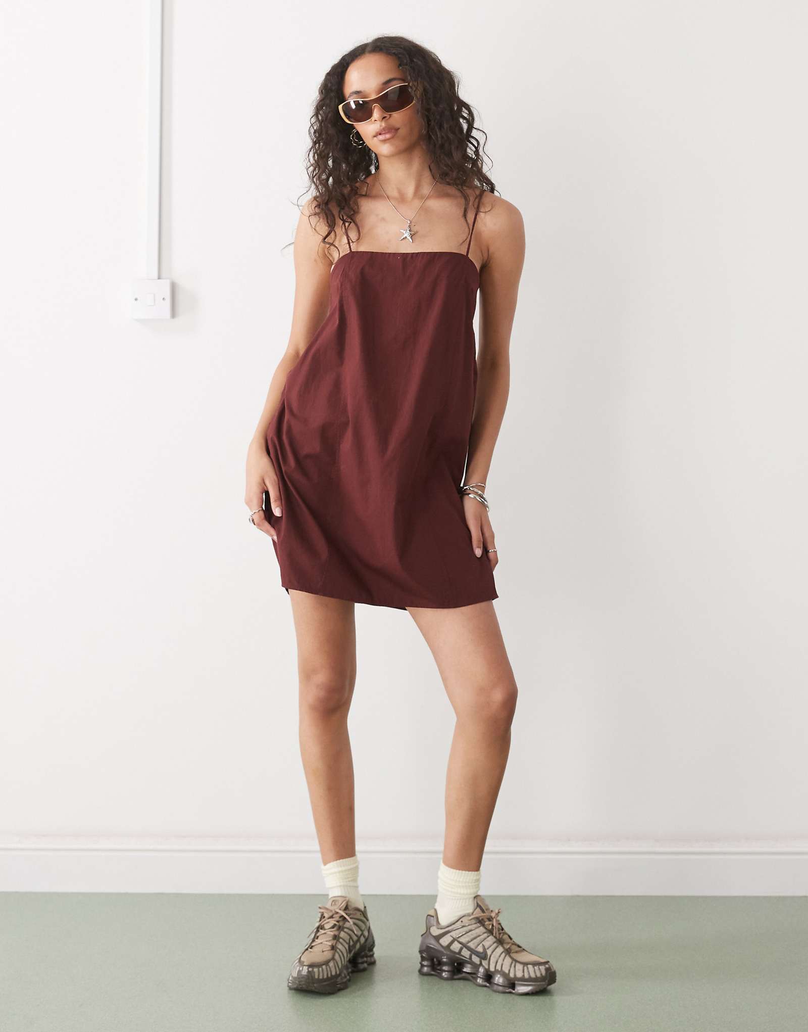 Мини-платье из хлопчатобумажного поплина Monki на завязках бордового цвета 6790₽