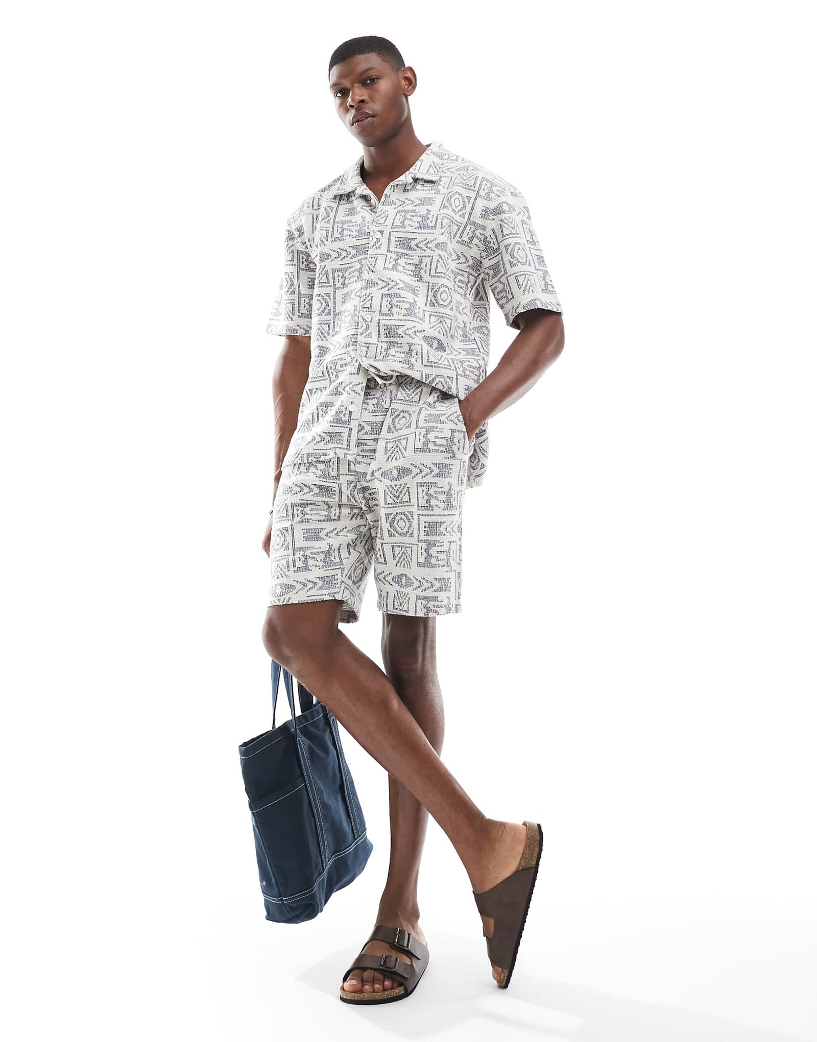 Поношенные шорты с фактурным геометрическим принтом цвета экрю - часть комплекта