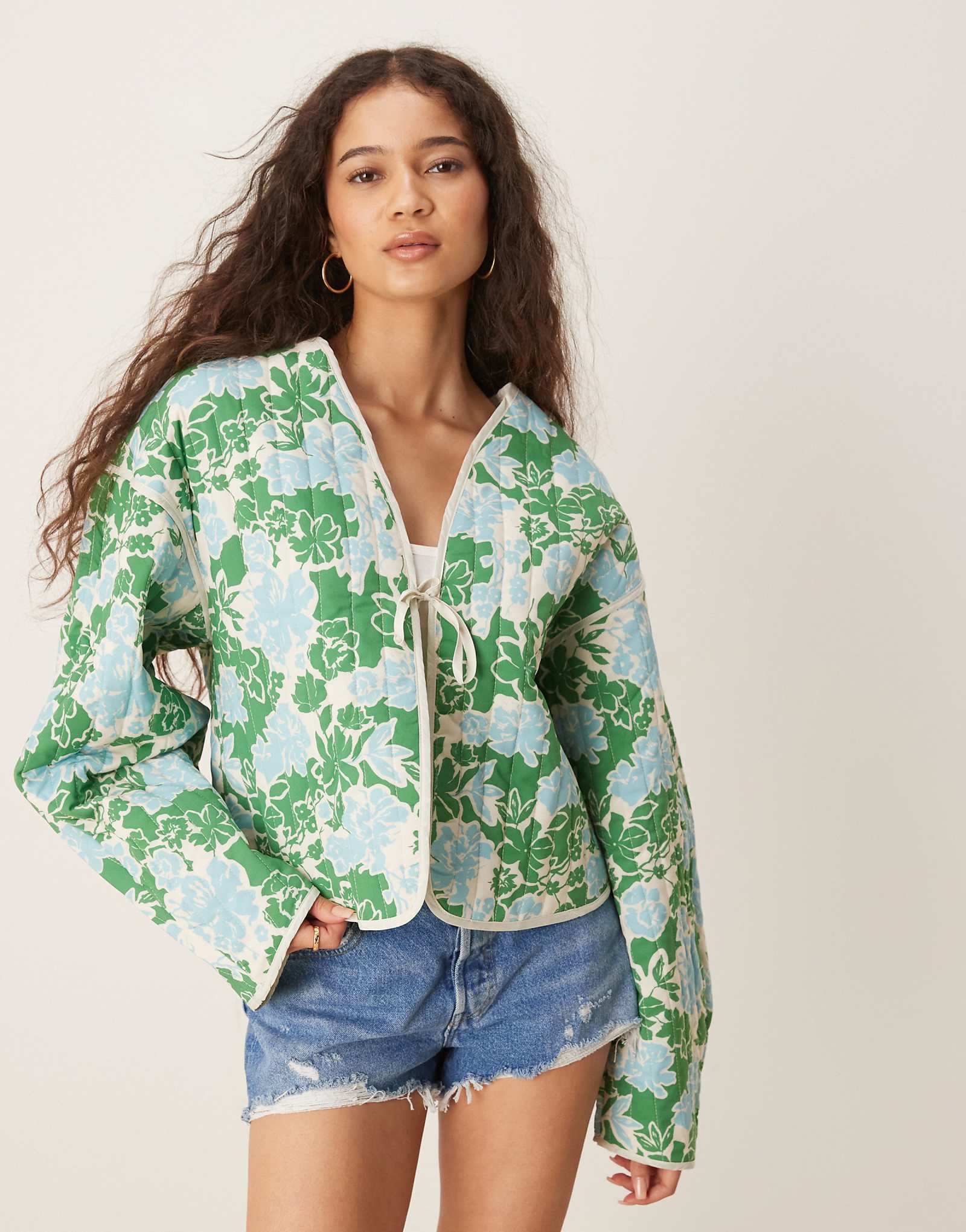 Стеганый жакет VILA tie спереди в сине-зеленом цветочном стиле 20190₽