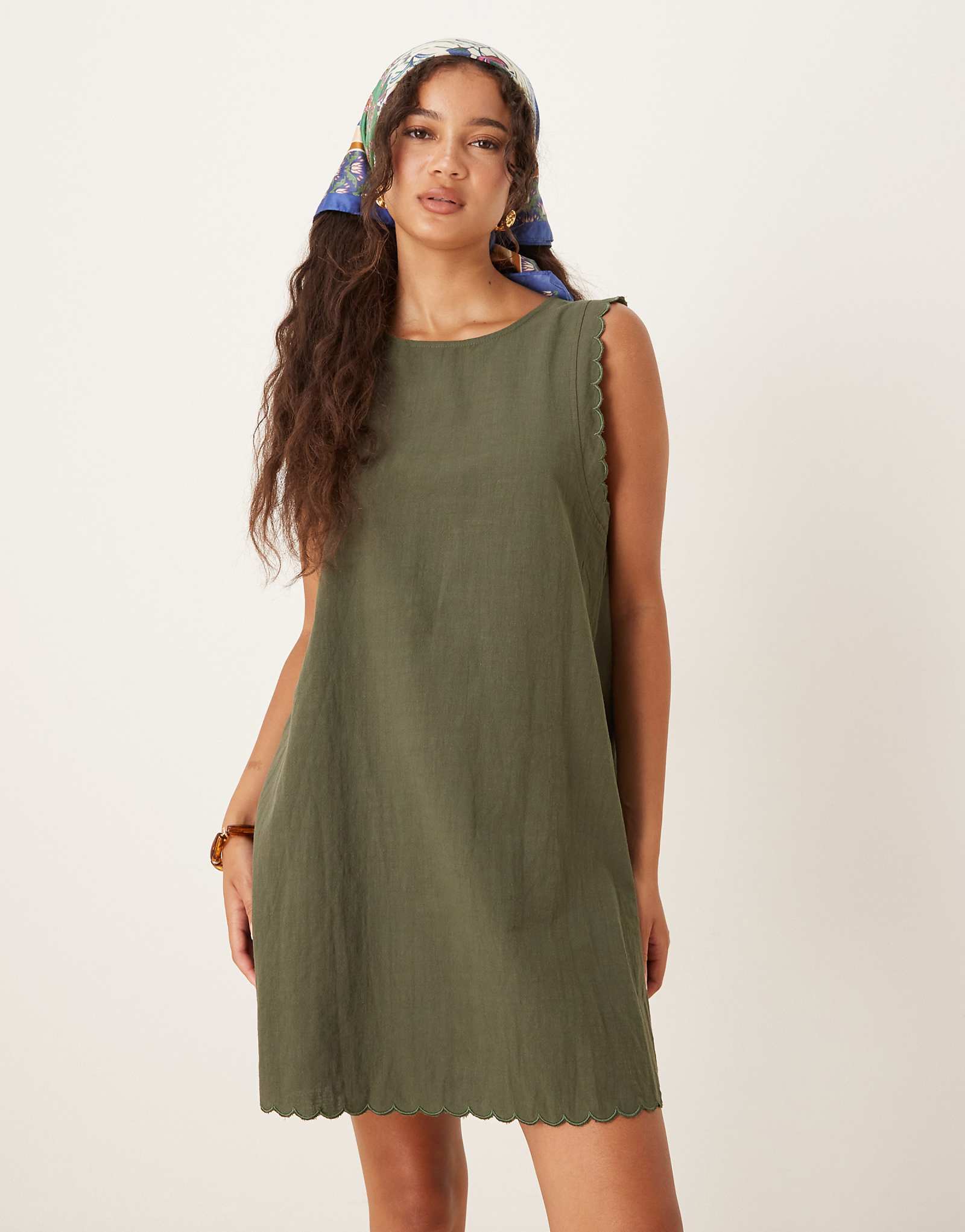 Хлопчатобумажное мини-платье Vila scallop edge зеленого цвета хаки 11790₽