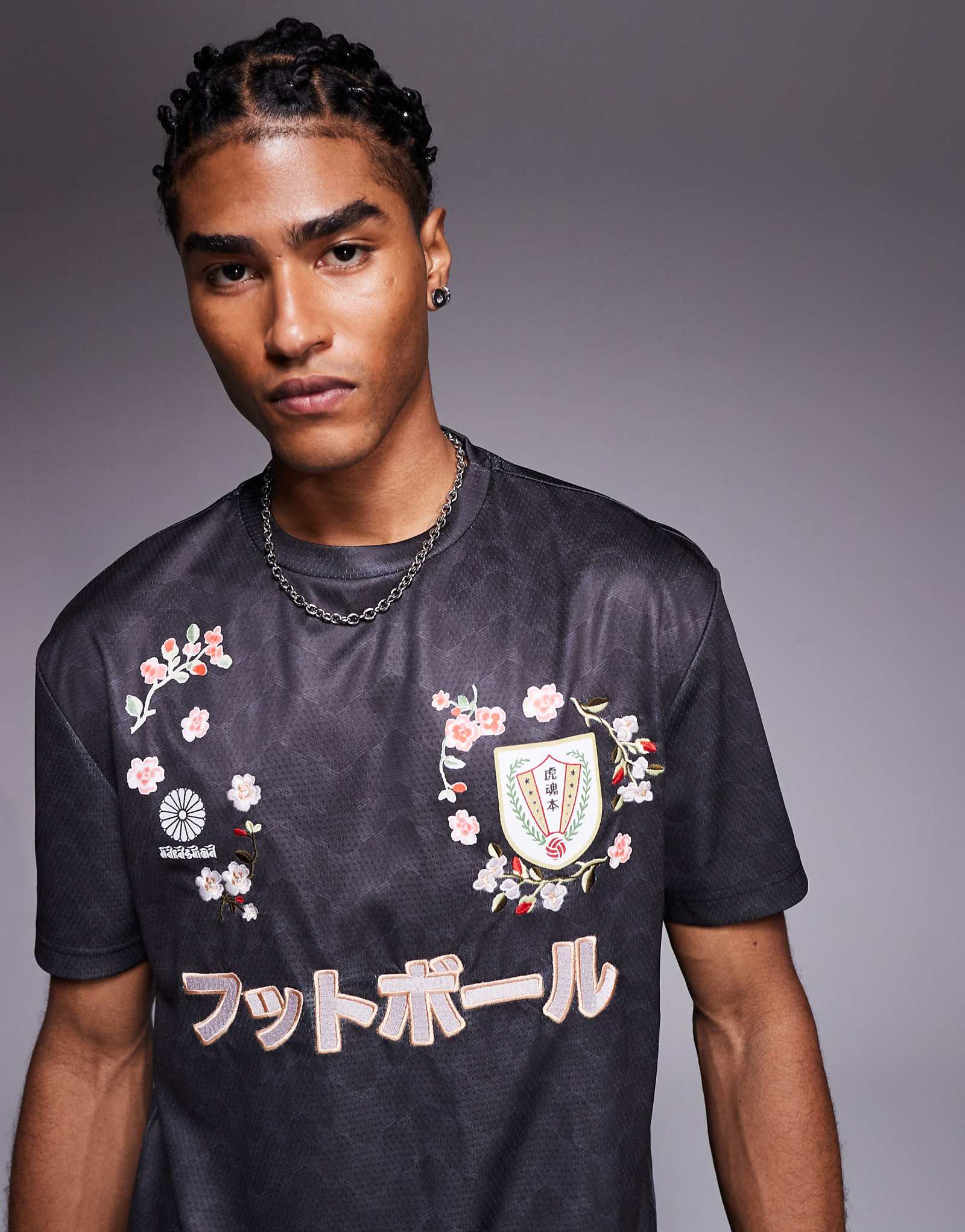 Вышитая футбольная футболка River Island черного цвета 12290₽