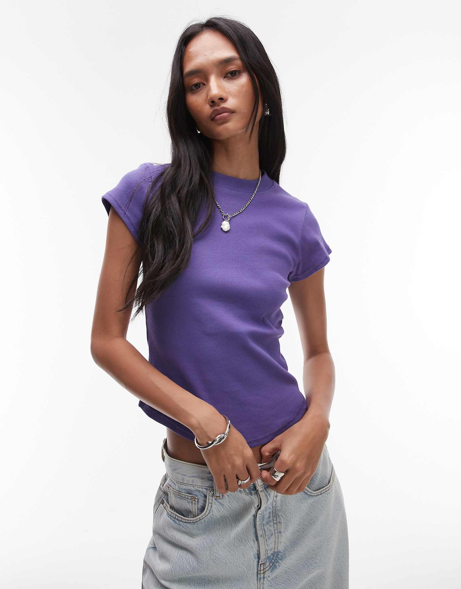 Приталенная футболка с закругленным низом из трикотажа в рубчик от Topshop фиолетового цвета 4690₽
