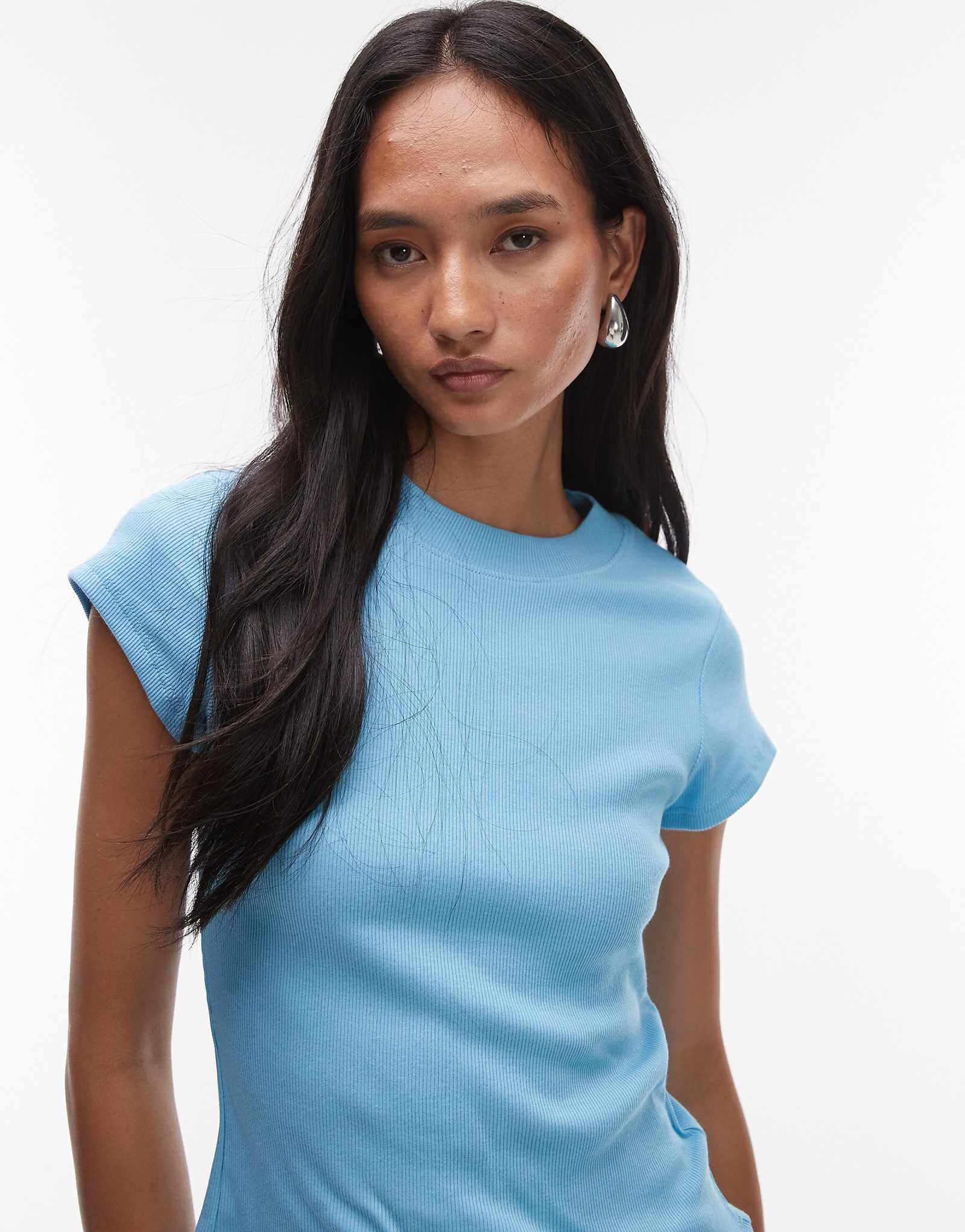 Приталенная футболка с закругленным низом из трикотажа в рубчик от Topshop белого цвета 4690₽