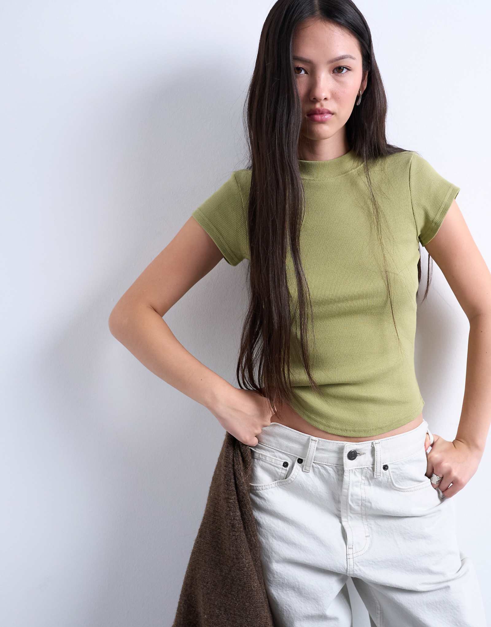 Приталенная футболка с закругленным низом из трикотажа в рубчик от Topshop светло-зеленого цвета хаки 4690₽