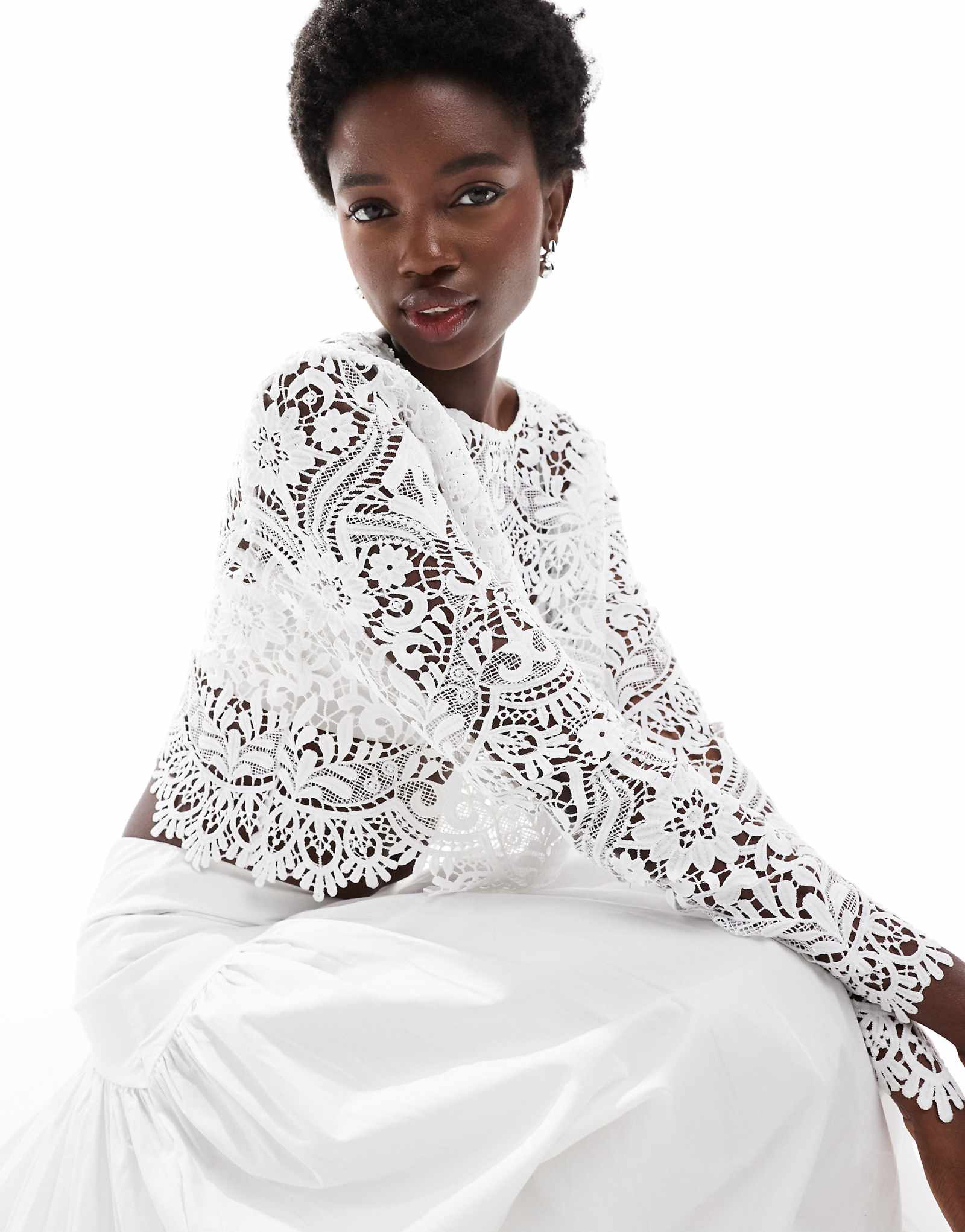 Укороченный топ с кружевным верхом в виде гребешка для новобрачных от TFNC белого цвета