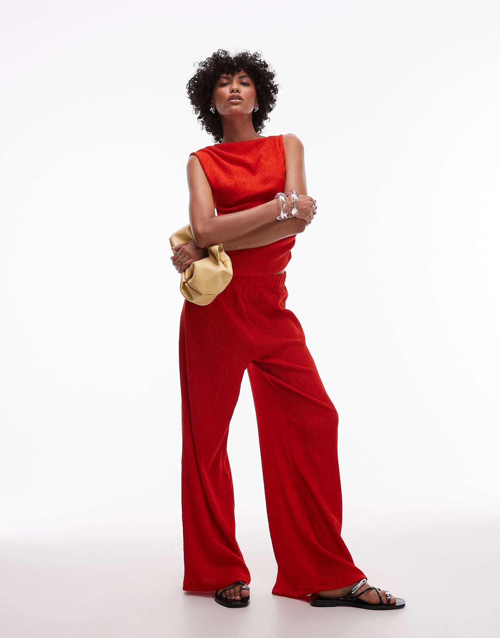 Широкие текстурированные брюки Topshop красного цвета 5390₽