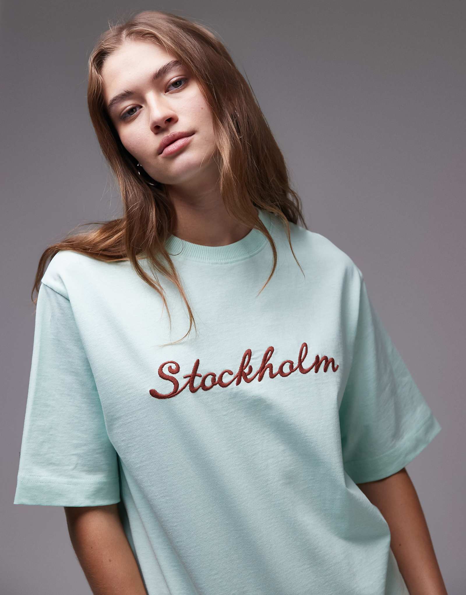 Базовая футболка с коротким рукавом премиум-класса с вышивкой Topshop Stockholm синего цвета 9190₽