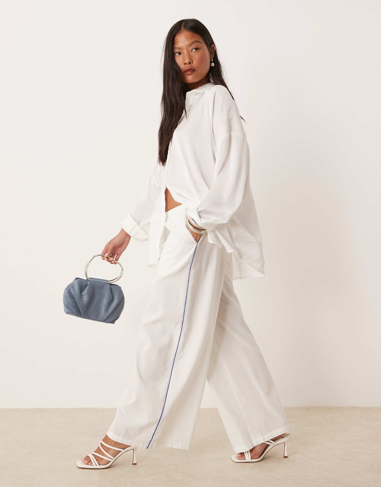 Широкие брюки Nobody's Child Petite Reese белого цвета с синими полосками по бокам