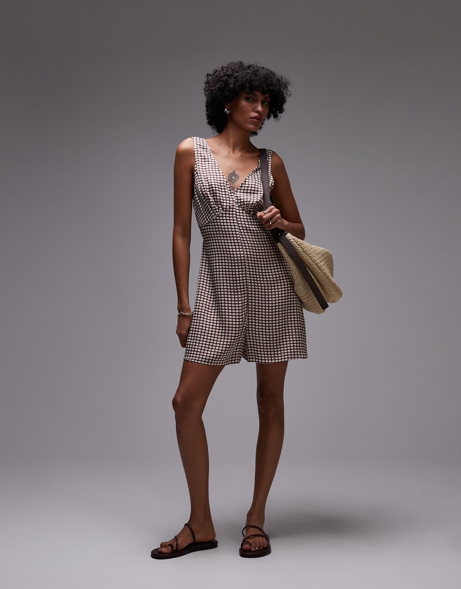 Атласный комбинезон Topshop с V-образным вырезом в мелкую коричневую клетку 15690₽