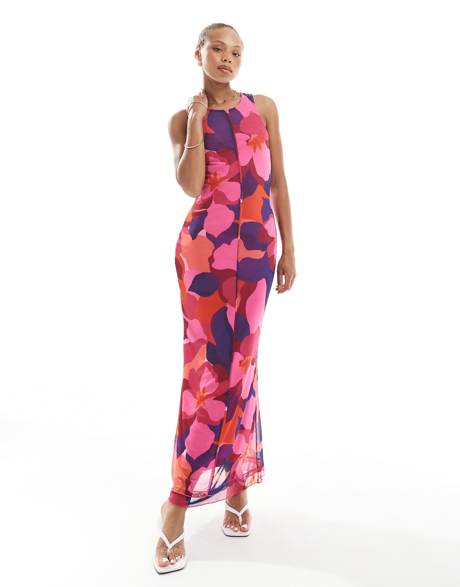 Сетчатое платье без рукавов со швом спереди от Vero Moda с ярким абстрактным рисунком 6690₽