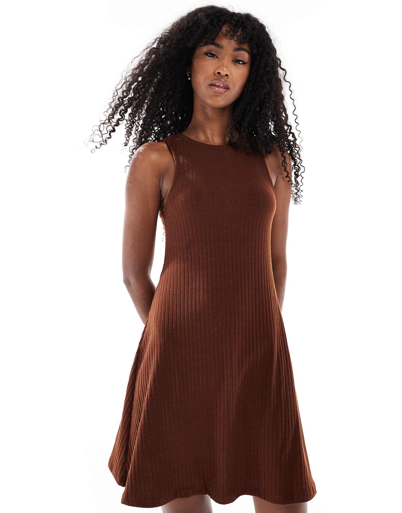 Мини-платье Vero Moda racer в рубчик шоколадного цвета 3290₽