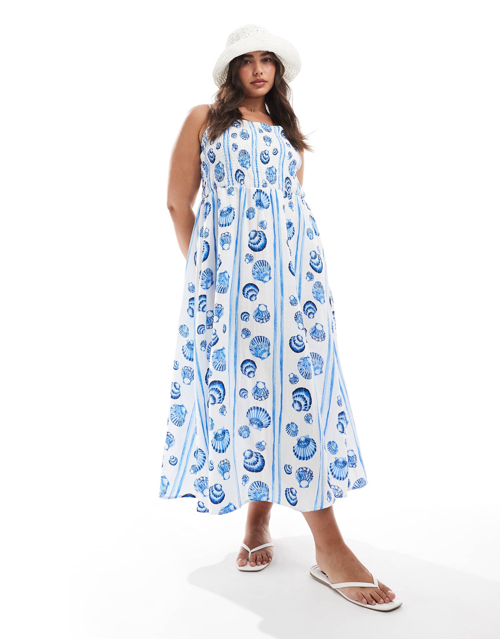 Платье миди на бретелях Vero Moda Curve с синим принтом в виде ракушек 6590₽