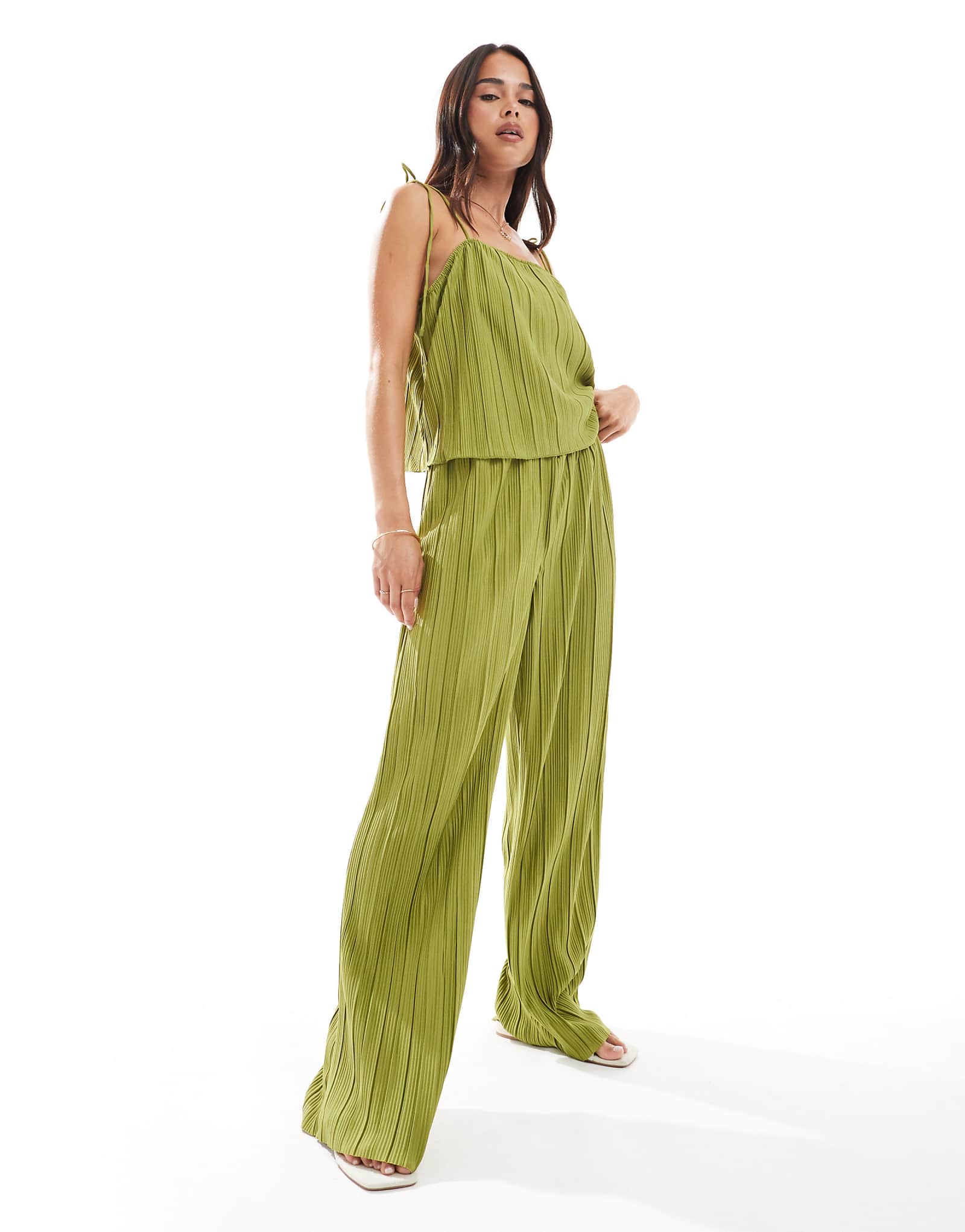Брюки из плиссе Vero Moda с завышенной талией оливково-зеленого цвета - часть комплекта 4690₽