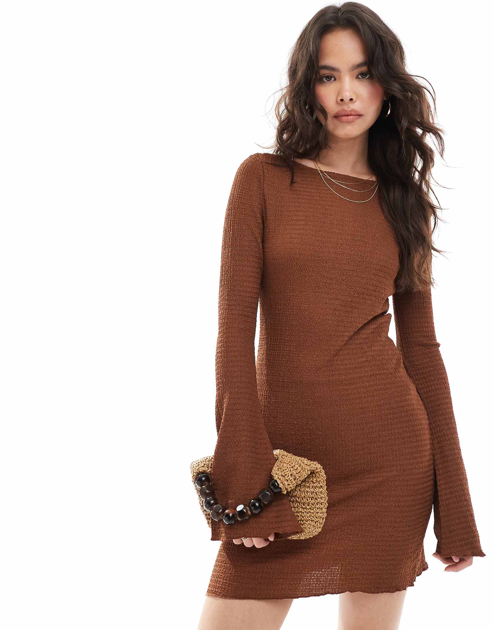 Мини-платье Vero Moda с расклешенным рукавом из фактуры шоколадного цвета 5390₽