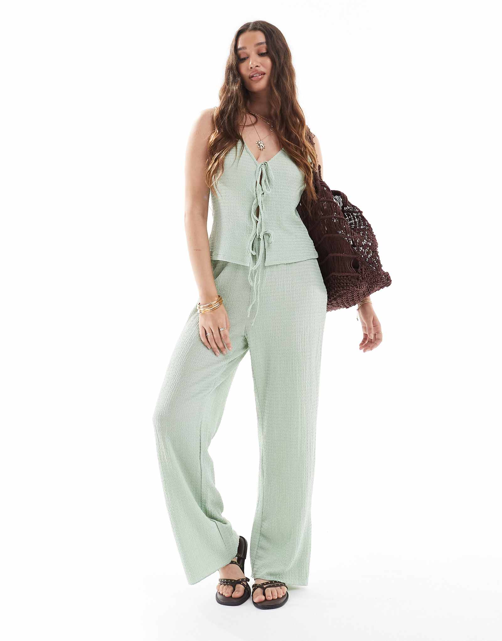 Брюки из текстурированного джерси Vero Moda темно-зеленого цвета - часть комплекта