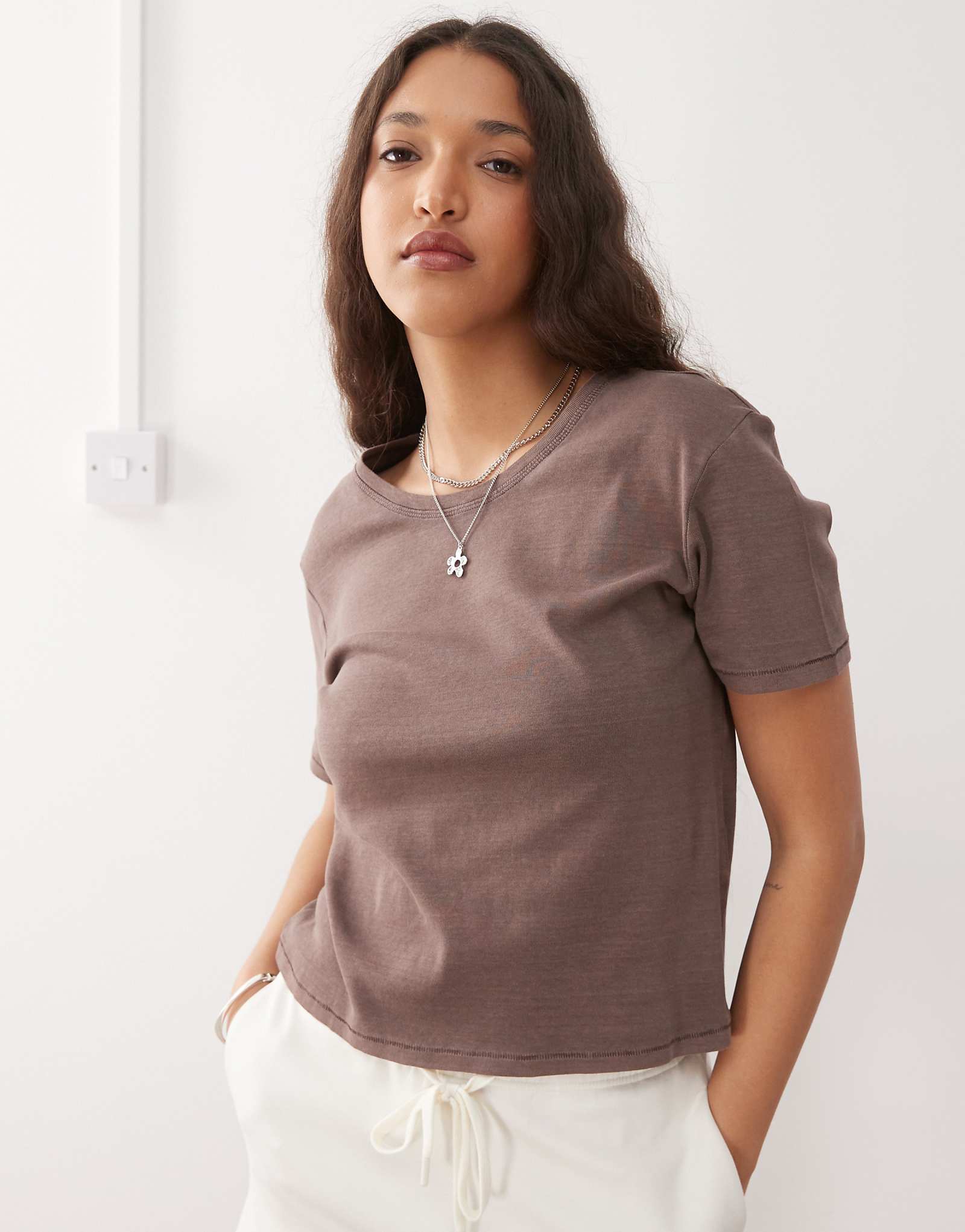 Сморщенная футболка Monki шоколадно-коричневого цвета 4290₽