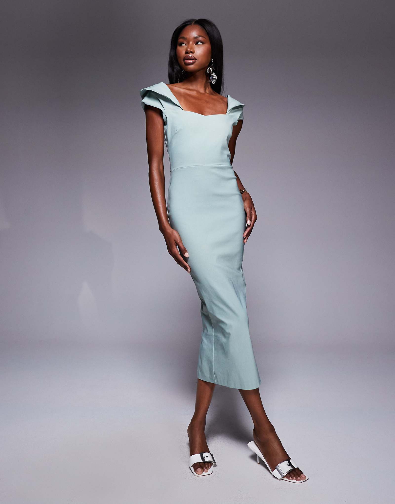 Вечернее платье мидакси из бенгальского бардо с драпировкой на рукавах цвета шалфея 22690₽