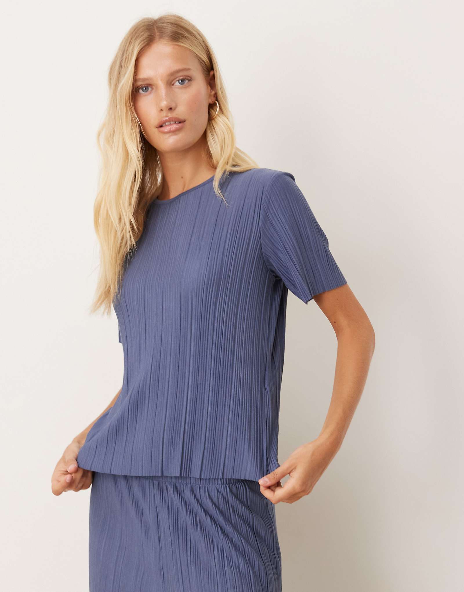 Футболка VILA plisse винтажного цвета индиго - часть комплекта 8190₽