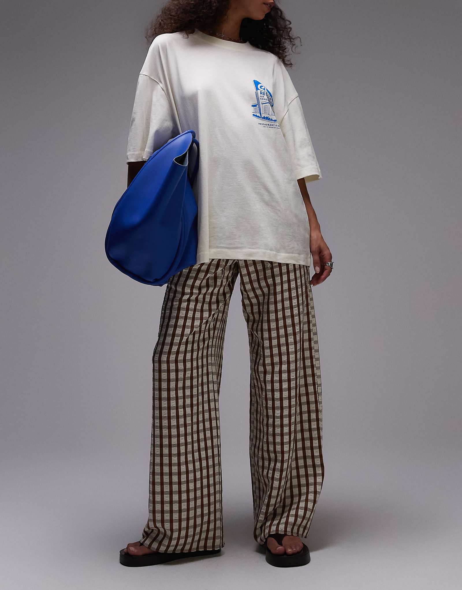 Брюки в мелкую клетку Topshop нейтрального цвета - часть комплекта 14290₽