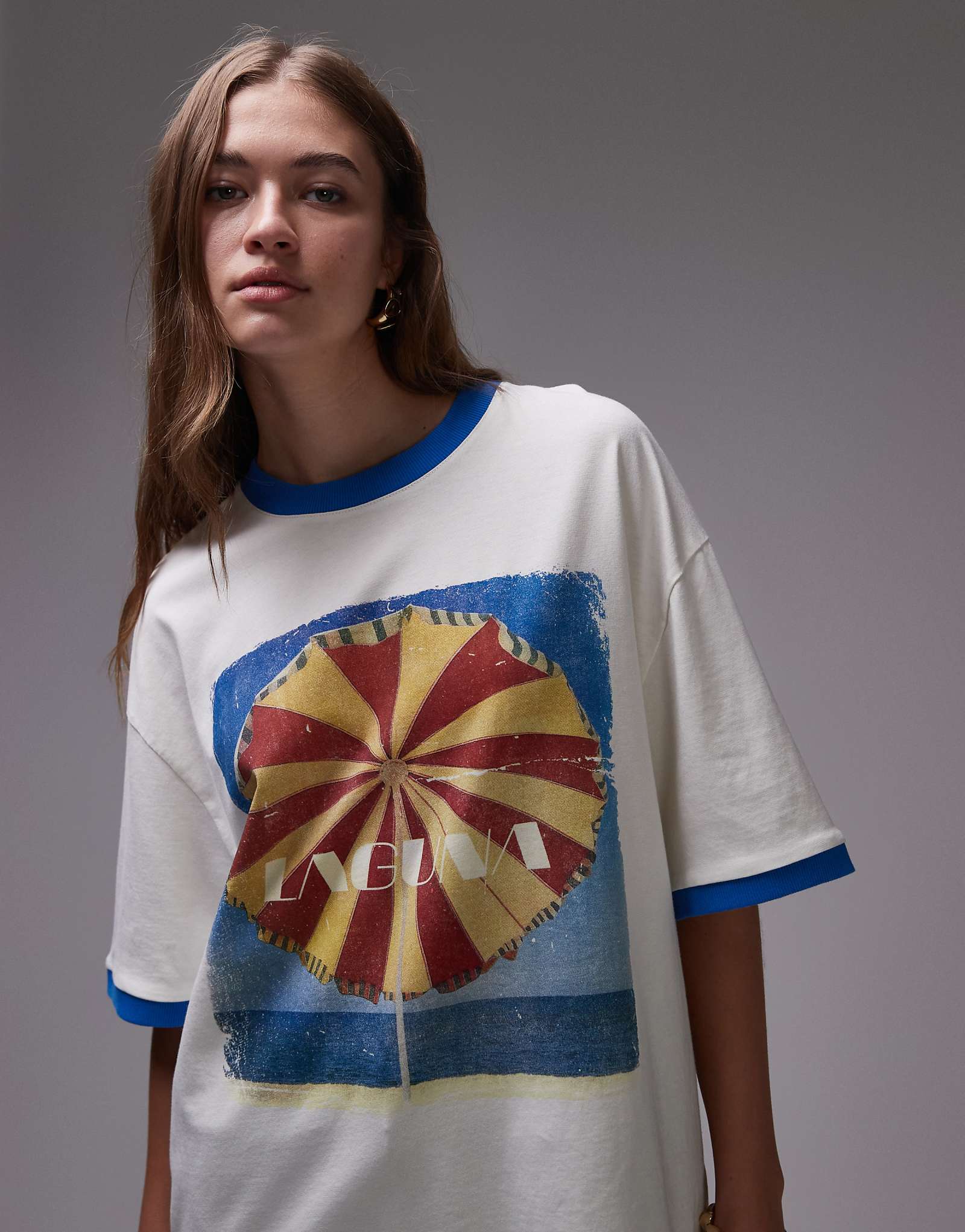 Футболка оверсайз с контрастным принтом Topshop graphic laguna carosel цвета экрю
