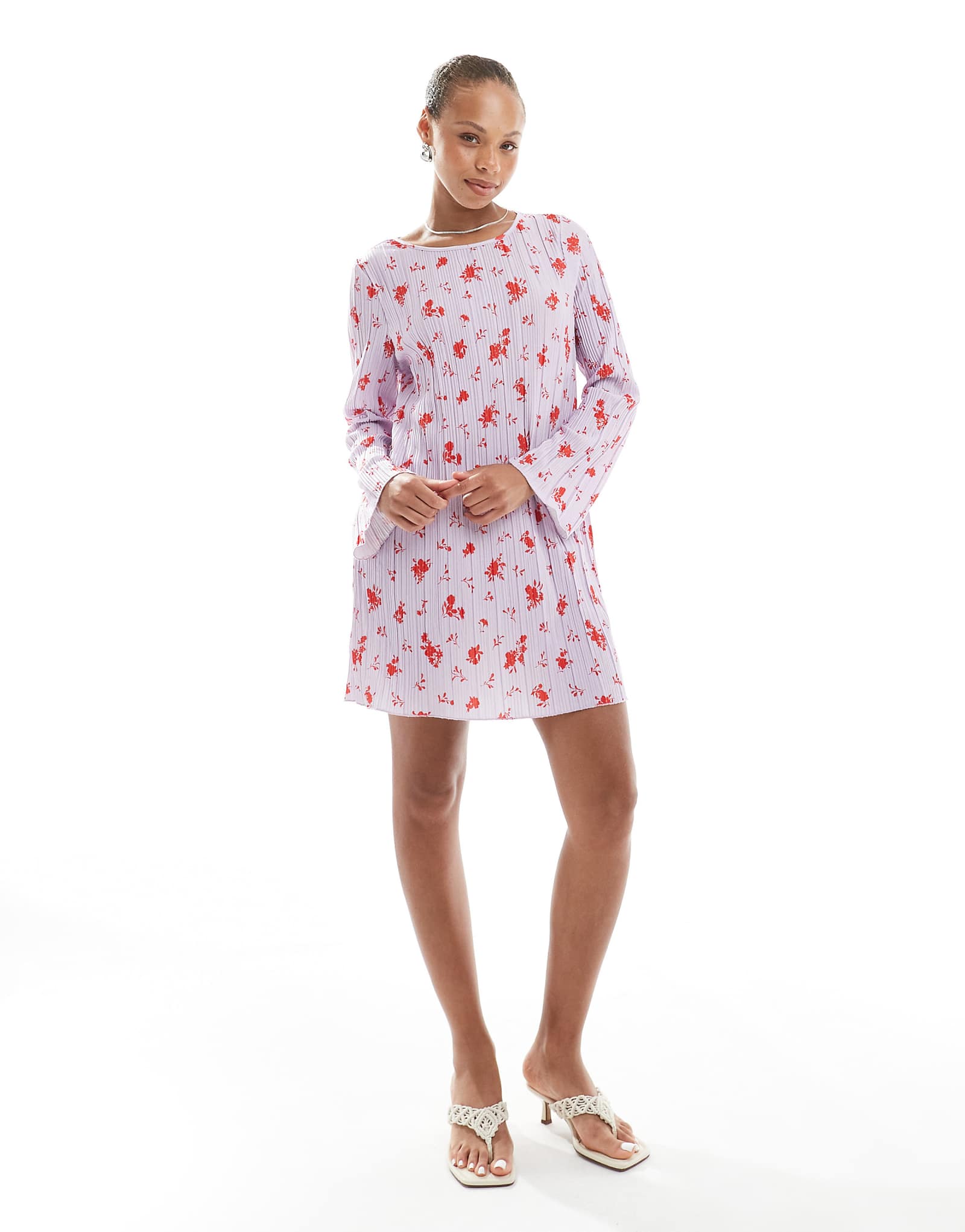 Мини-платье из плиссе с длинными рукавами и цветочным принтом цвета лаванды 12690₽