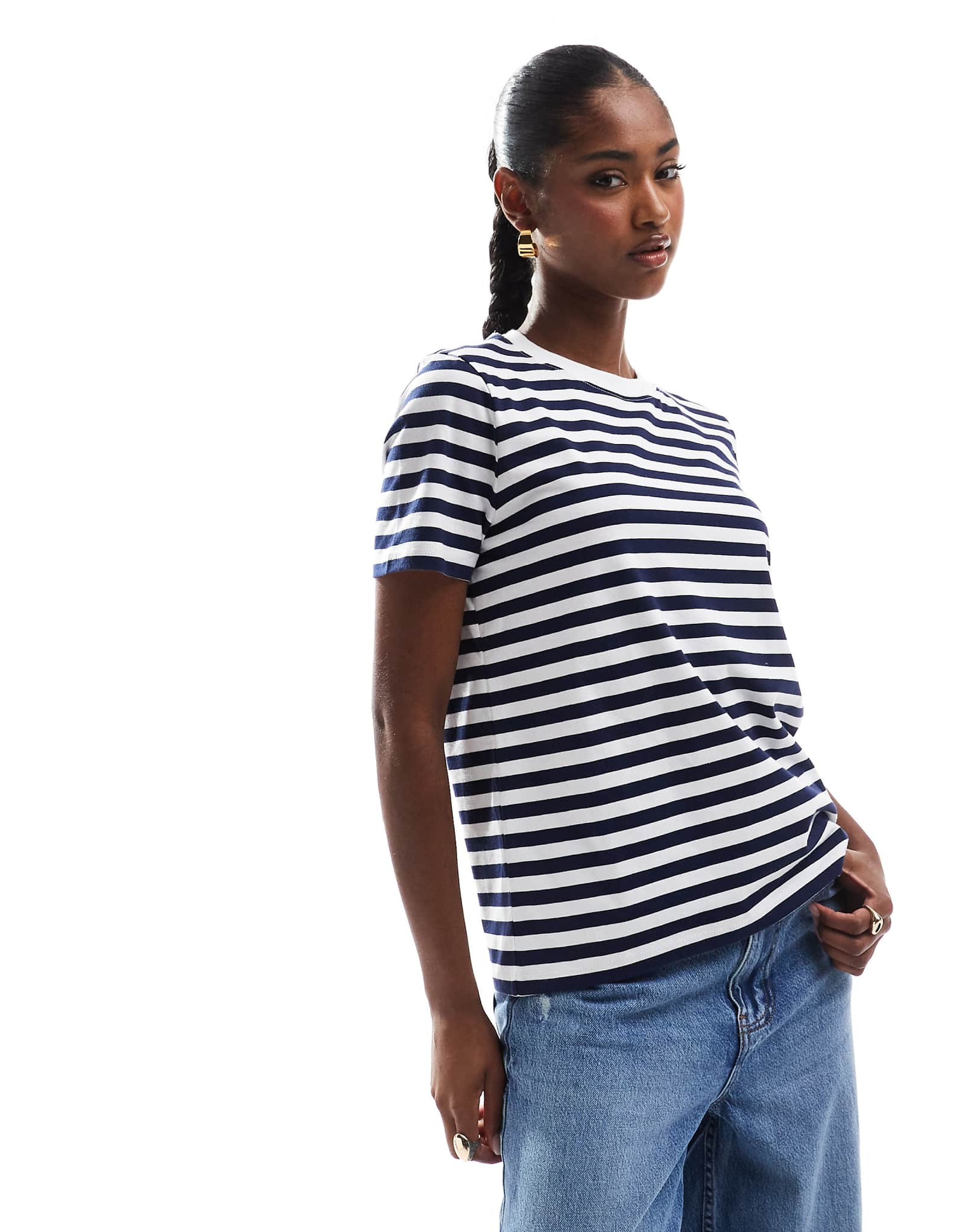 Облегающая футболка в бело-голубую полоску 5490₽