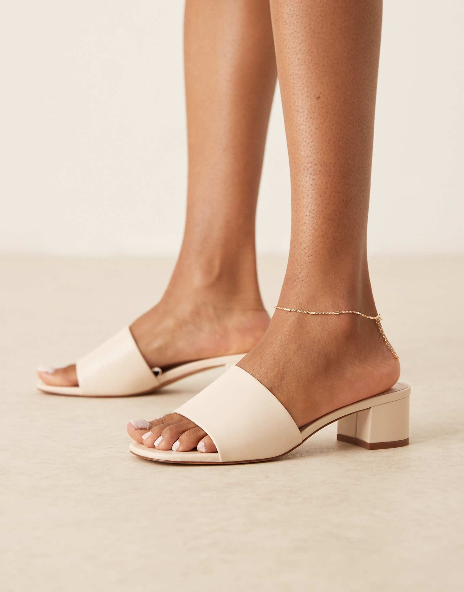 Классические мюли на каблуке Mango кремового цвета 12290₽