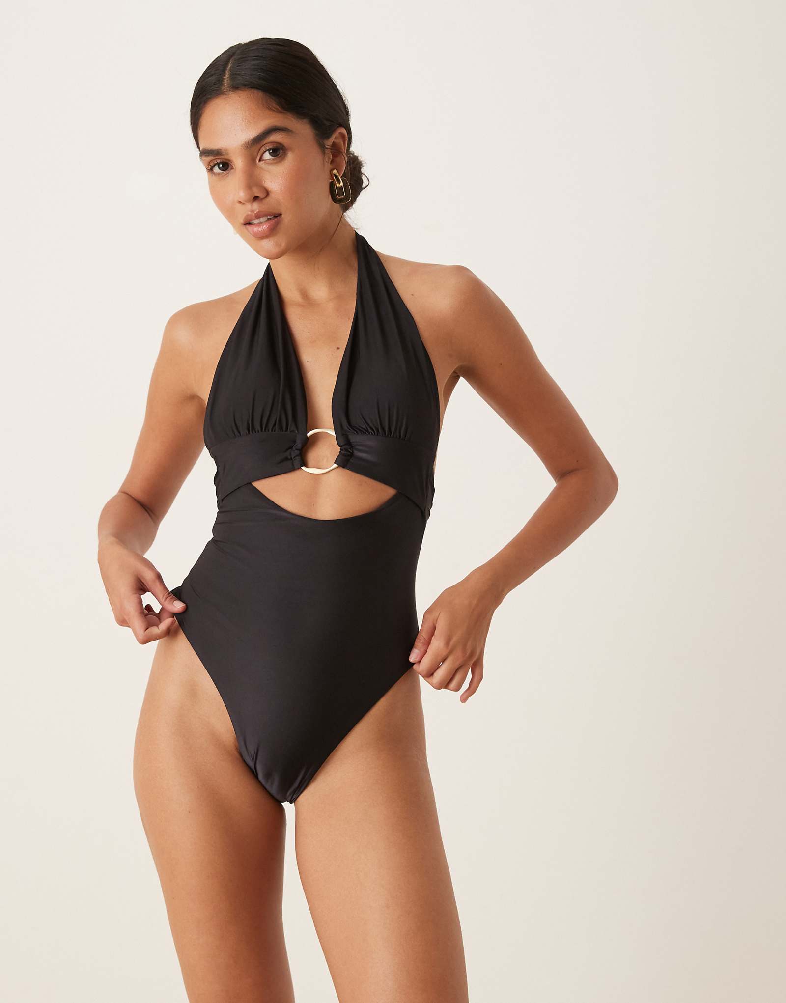 Купальник-бикини Tala с глубоким вырезом на шее и золотым кольцом черного цвета