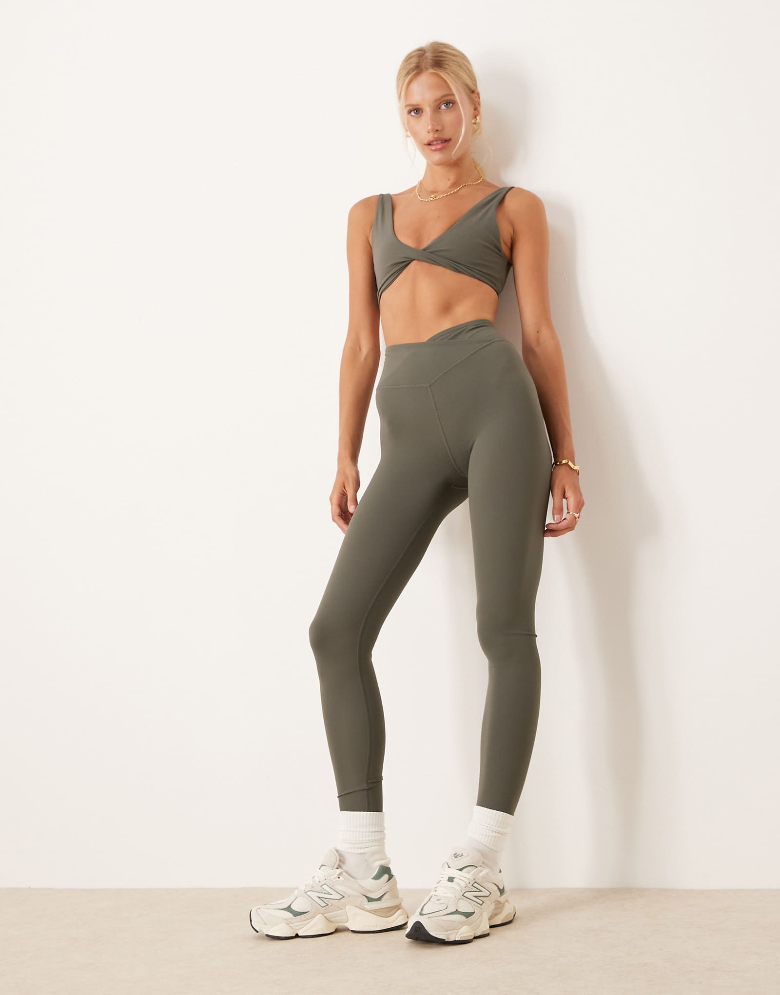 Леггинсы Tala DayFlex с запахом и высокой талией темно-оливкового цвета 19990₽