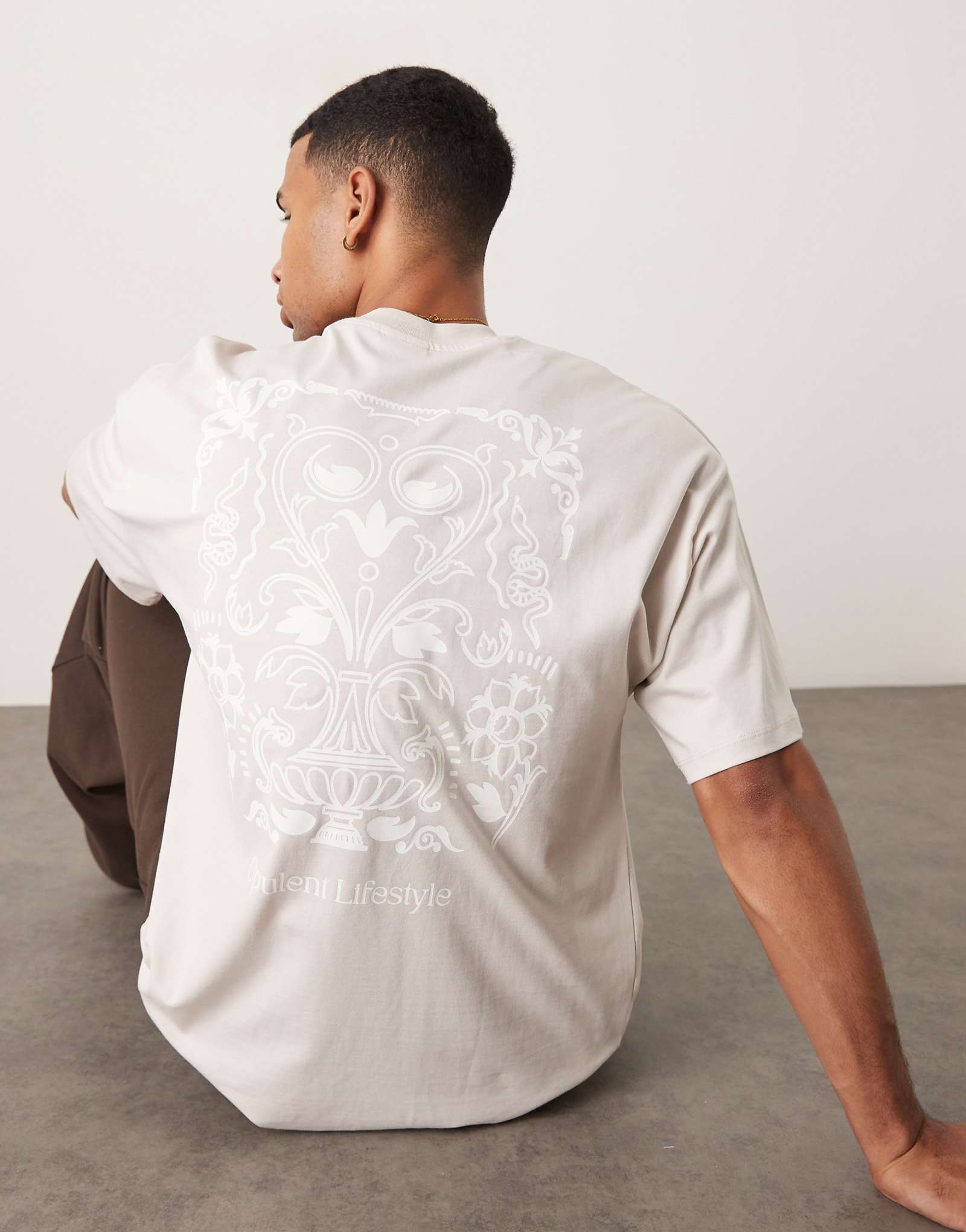 Футболка оверсайз Selected Homme с растительным принтом на спине бежевого цвета 8190₽