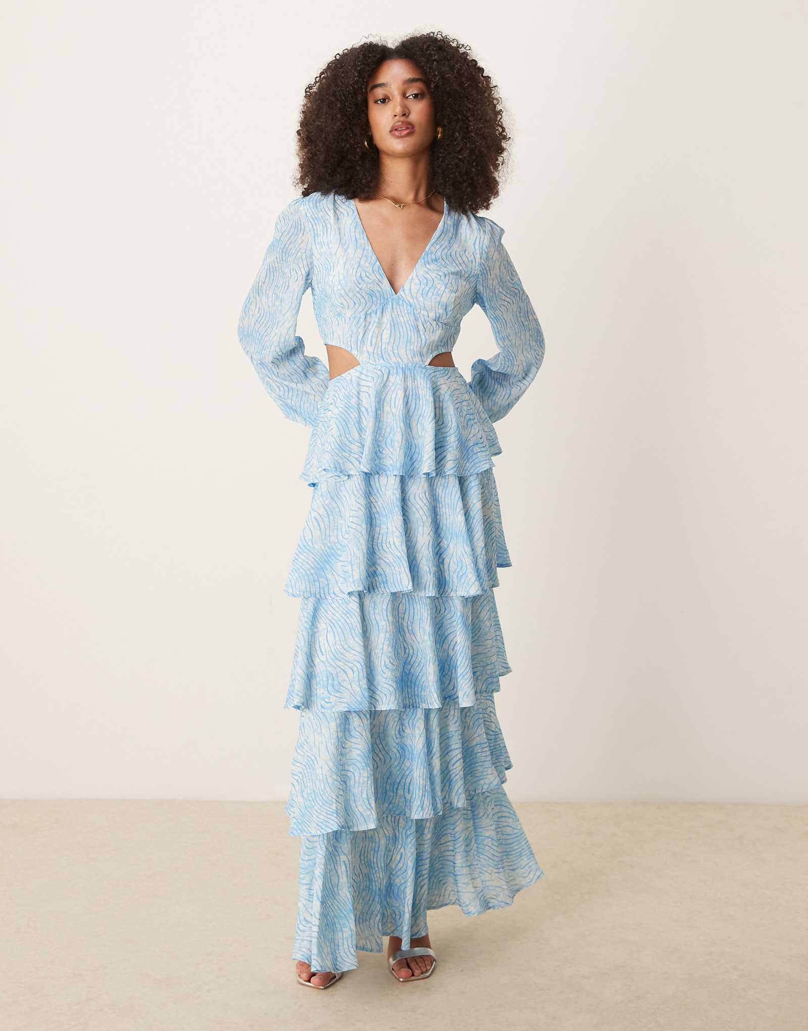 Красивое роскошное макси-платье Ashton с вырезом и оборками в голубых завитушках 32690₽