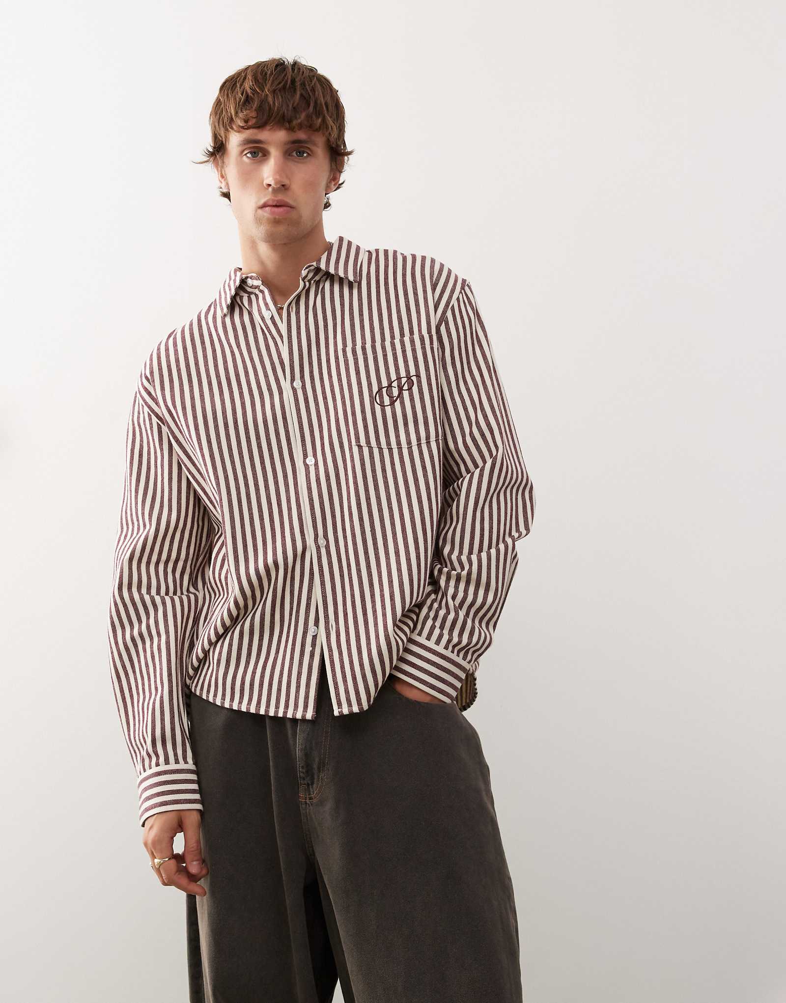 Запрещенная полосатая отпускная рубашка белого и бордового цветов