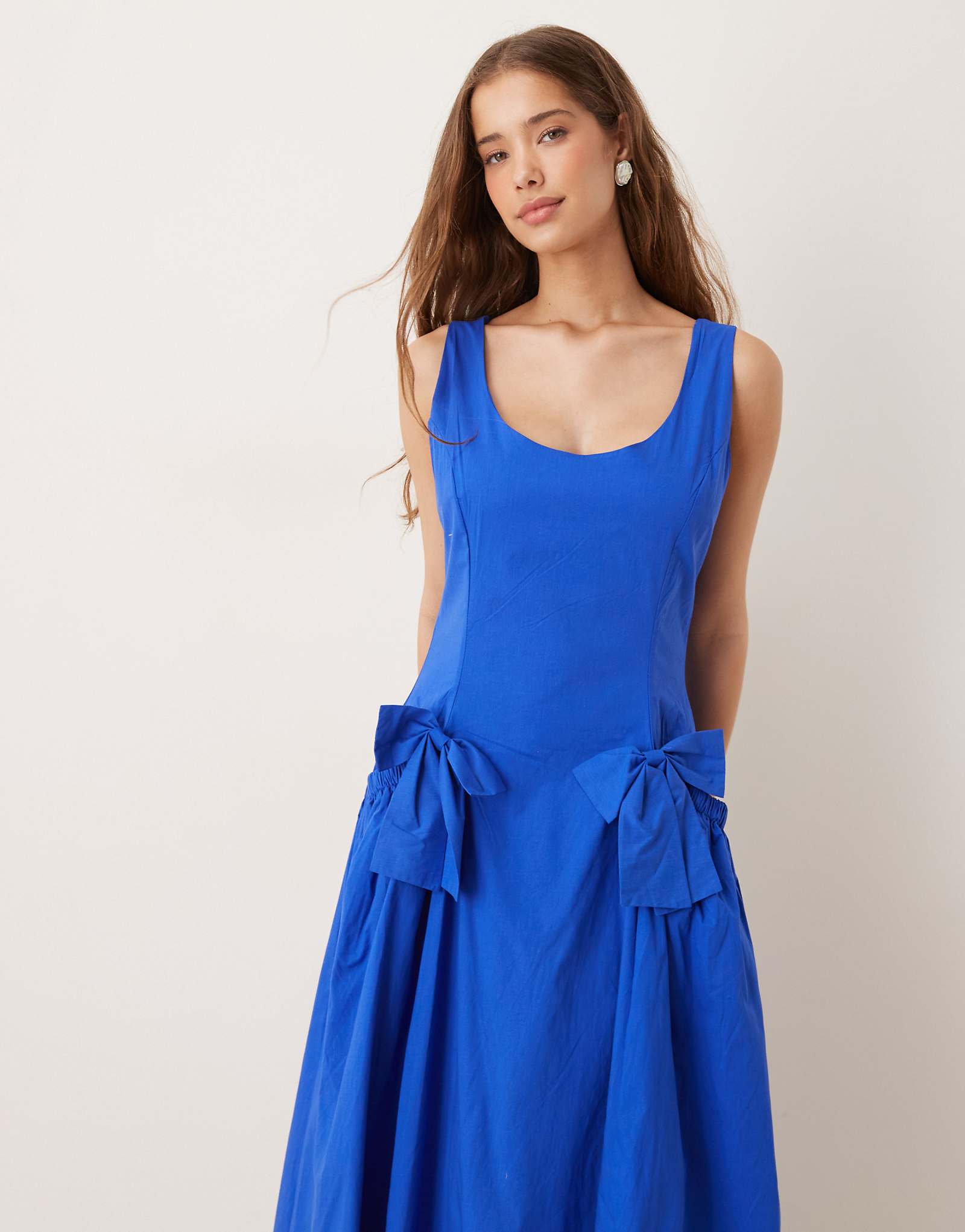 Платье мидакси Dream Sister Jane с заниженным низом и бантом кобальтового цвета