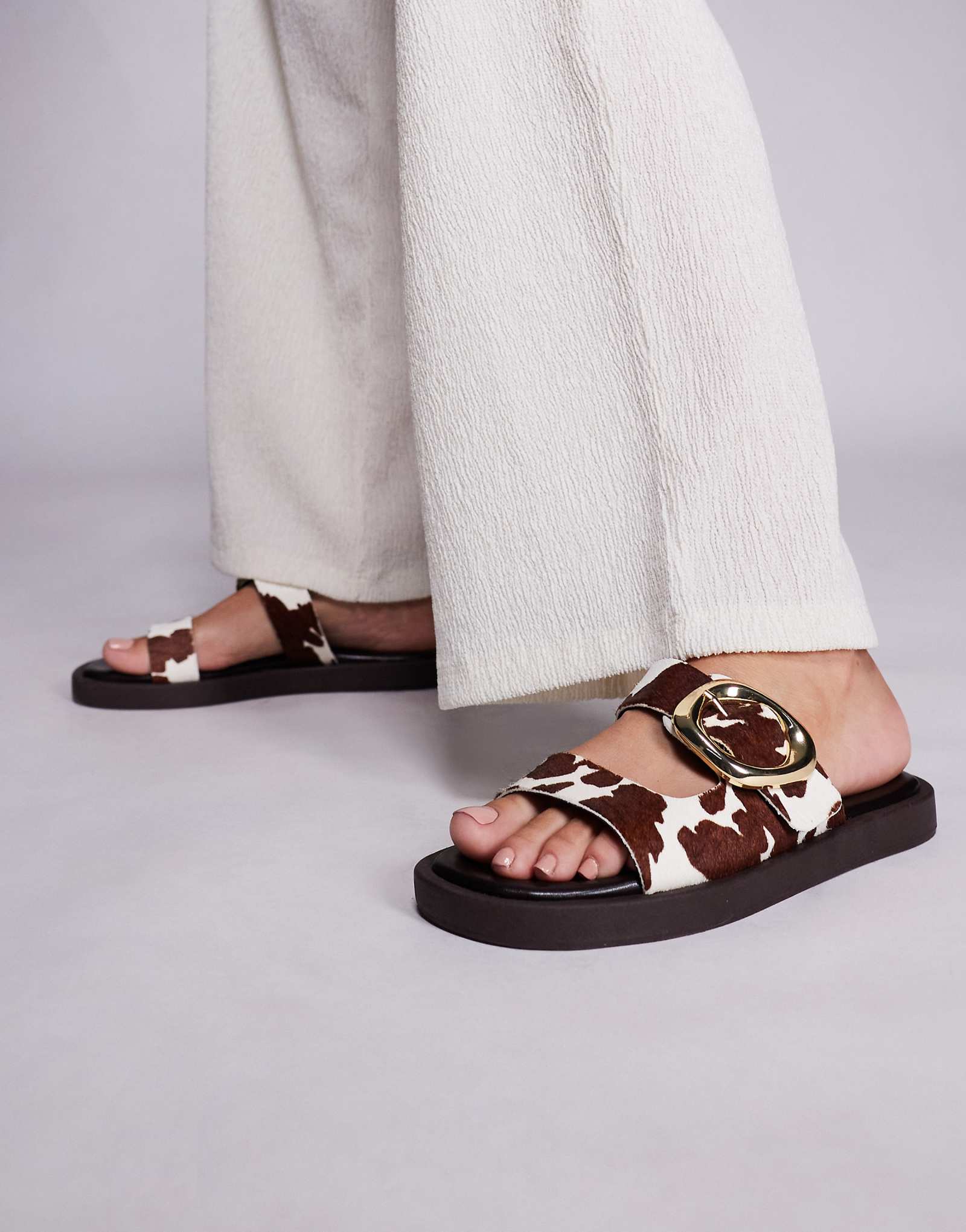 Босоножки schuh Tylee с двойной пряжкой и принтом коровы 8790₽