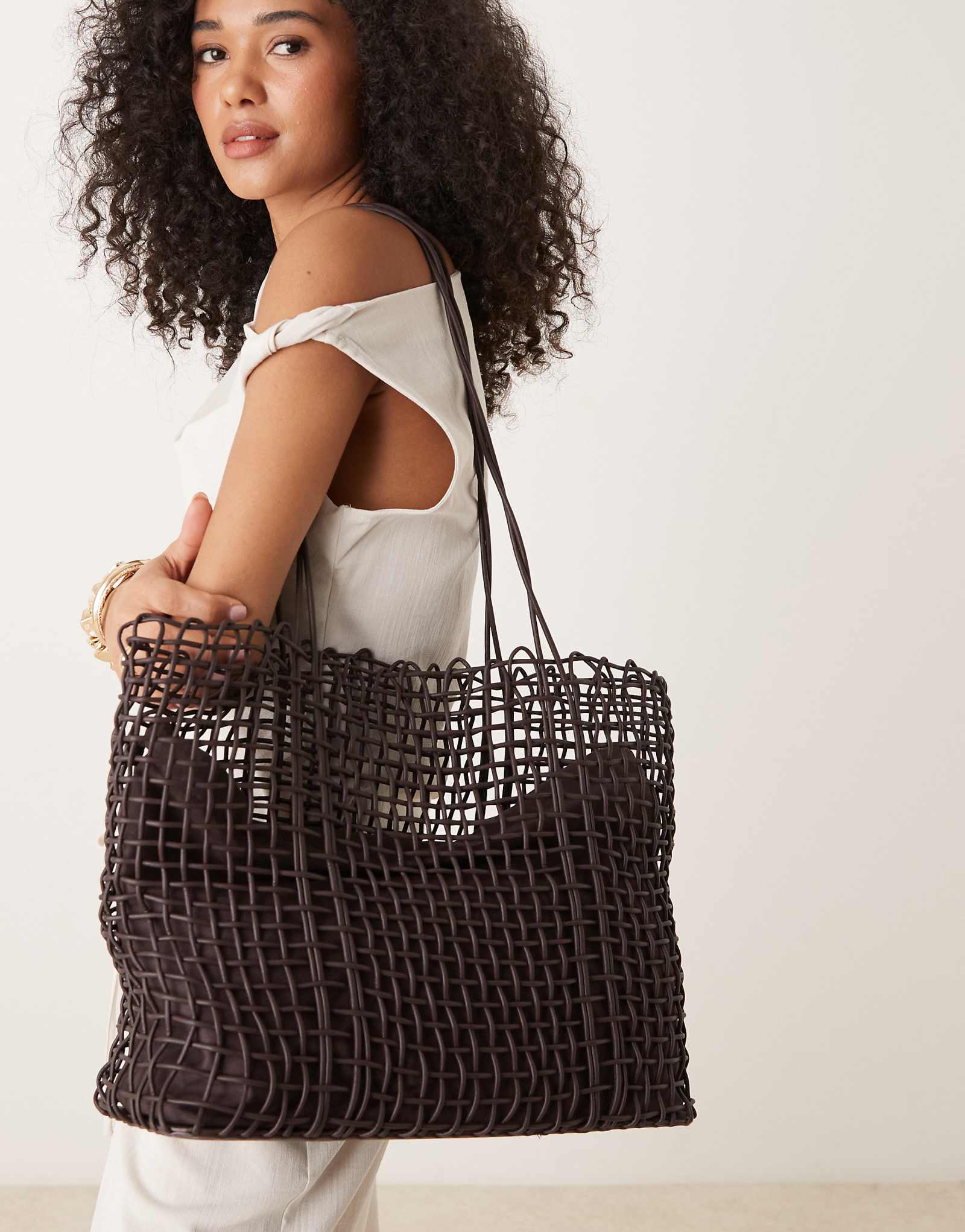 Сумка-тоут из ткани манго с внутренней подкладкой на шнурке коричневого цвета 20390₽