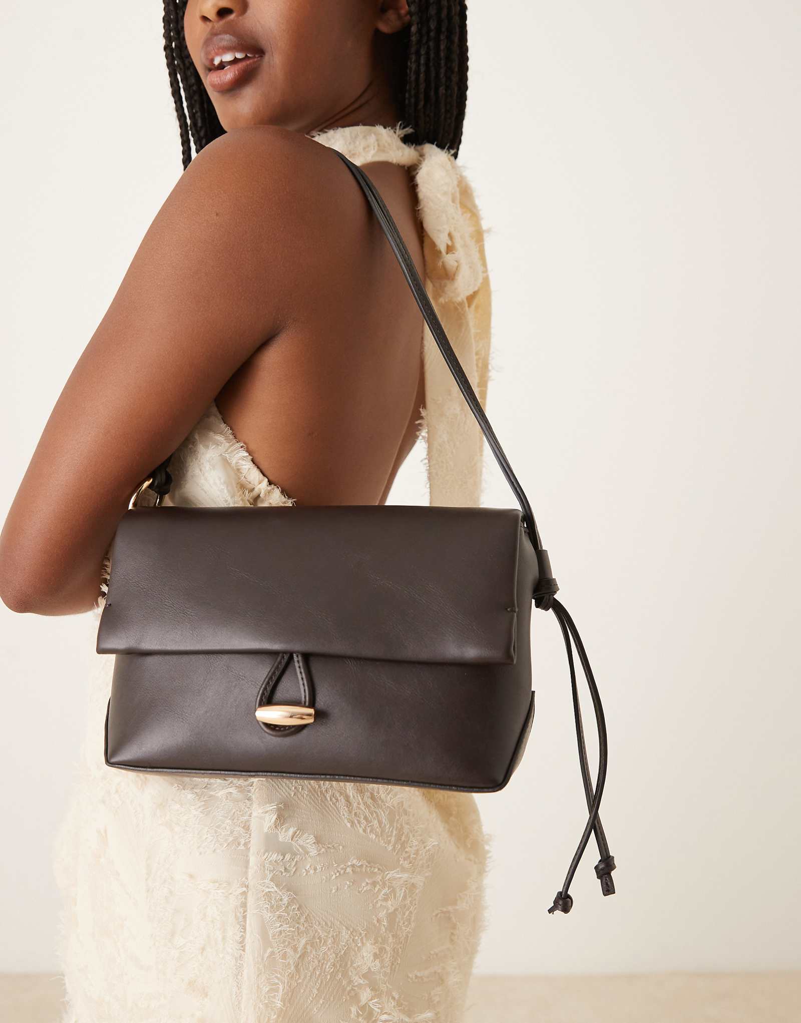 Элегантная ручная сумка Mango черного цвета с застежкой с золотым акцентом 14290₽