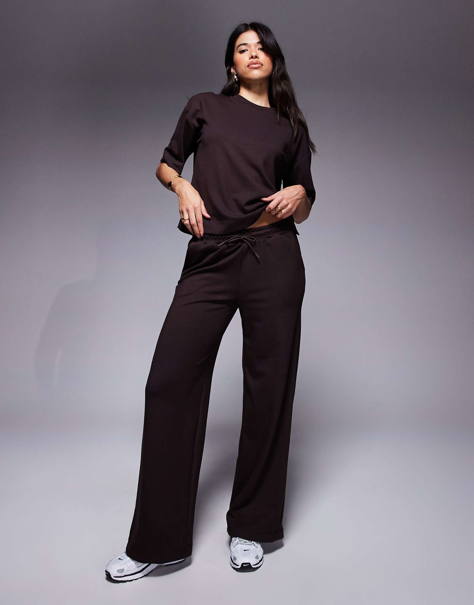 Широкие спортивные брюки River Island clean коричневого цвета 17390₽