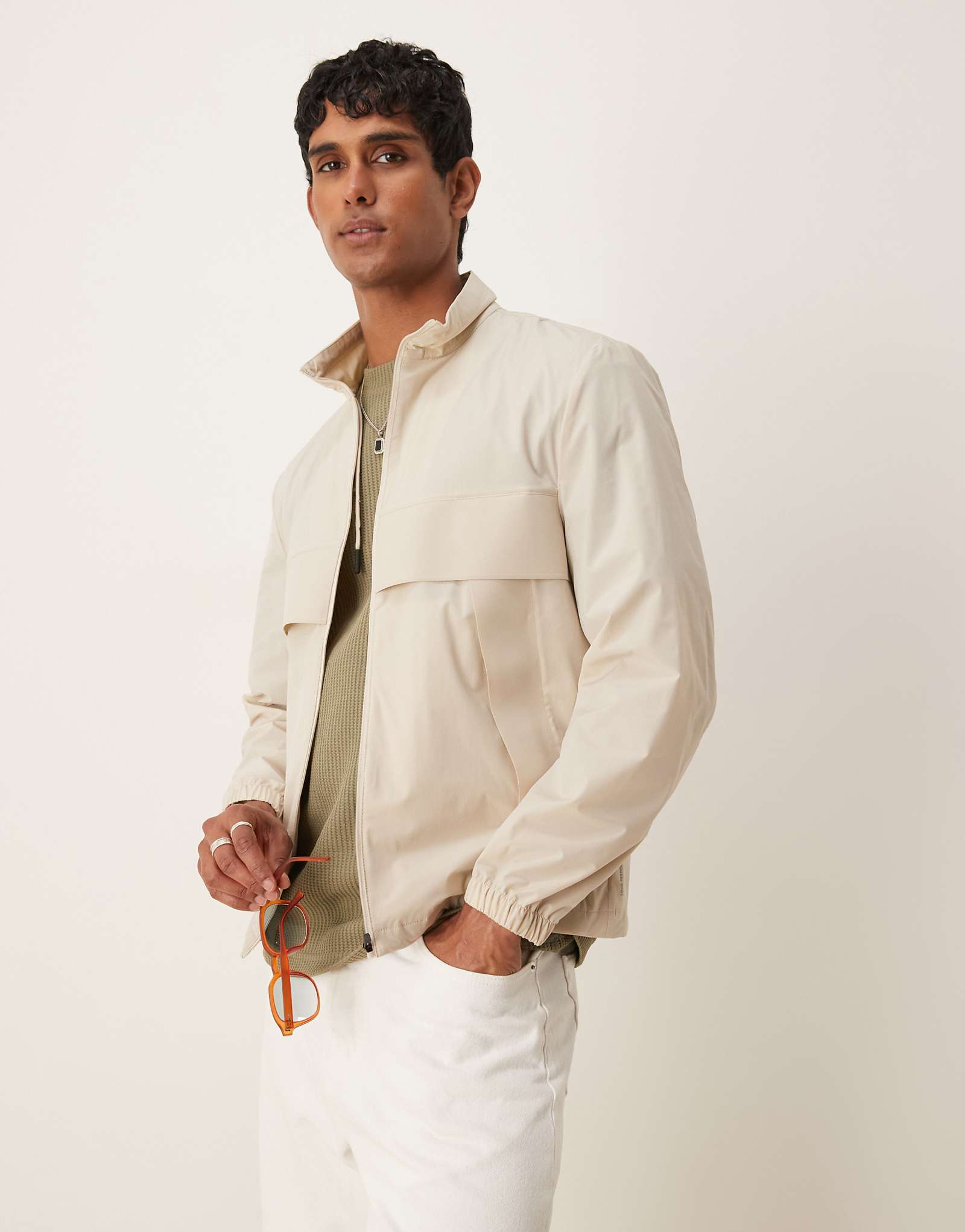 Водоотталкивающая куртка на молнии Mango светло-бежевого цвета 24790₽