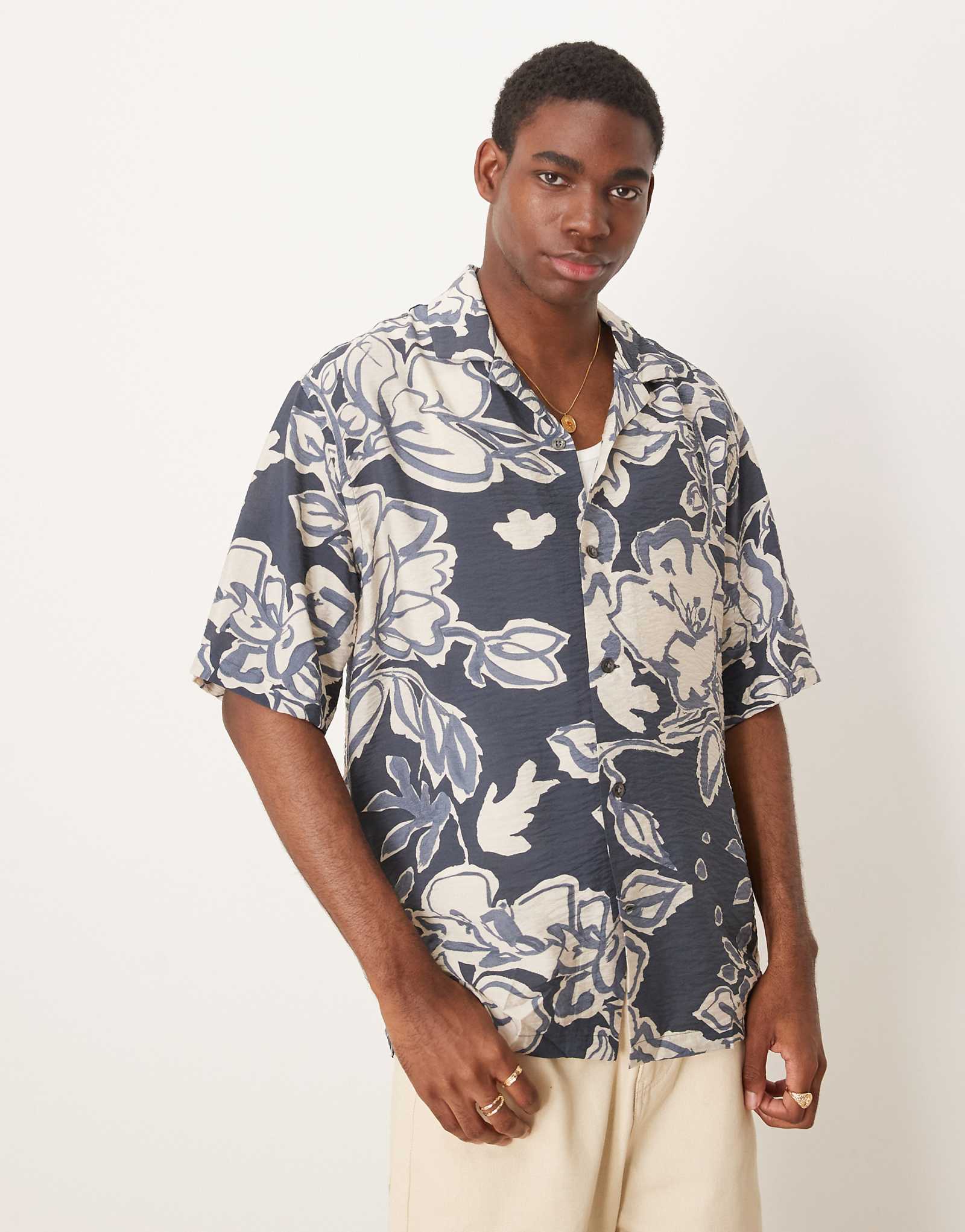 Рубашка Mango с коротким рукавом и абстрактным цветочным принтом 14290₽