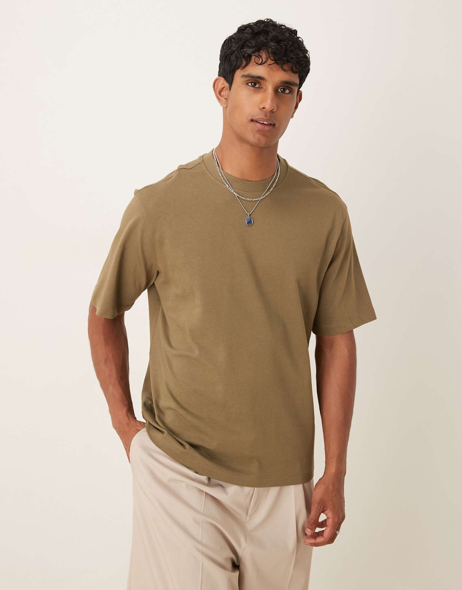 Непринужденная футболка из хлопка Mango цвета хаки 6090₽
