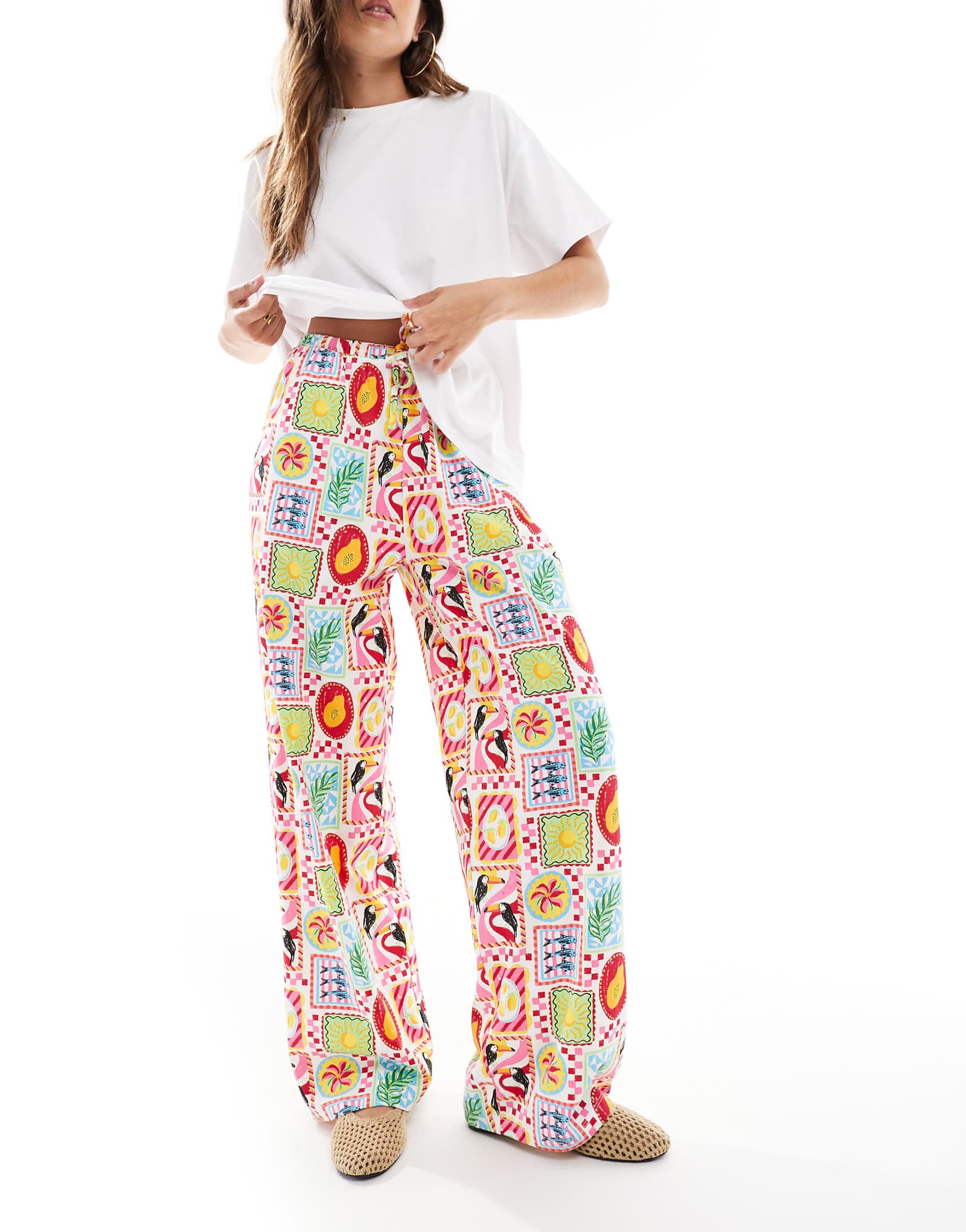 Поношенные трикотажные брюки прямого кроя с завязкой на талии и принтом в виде открытки 5690₽