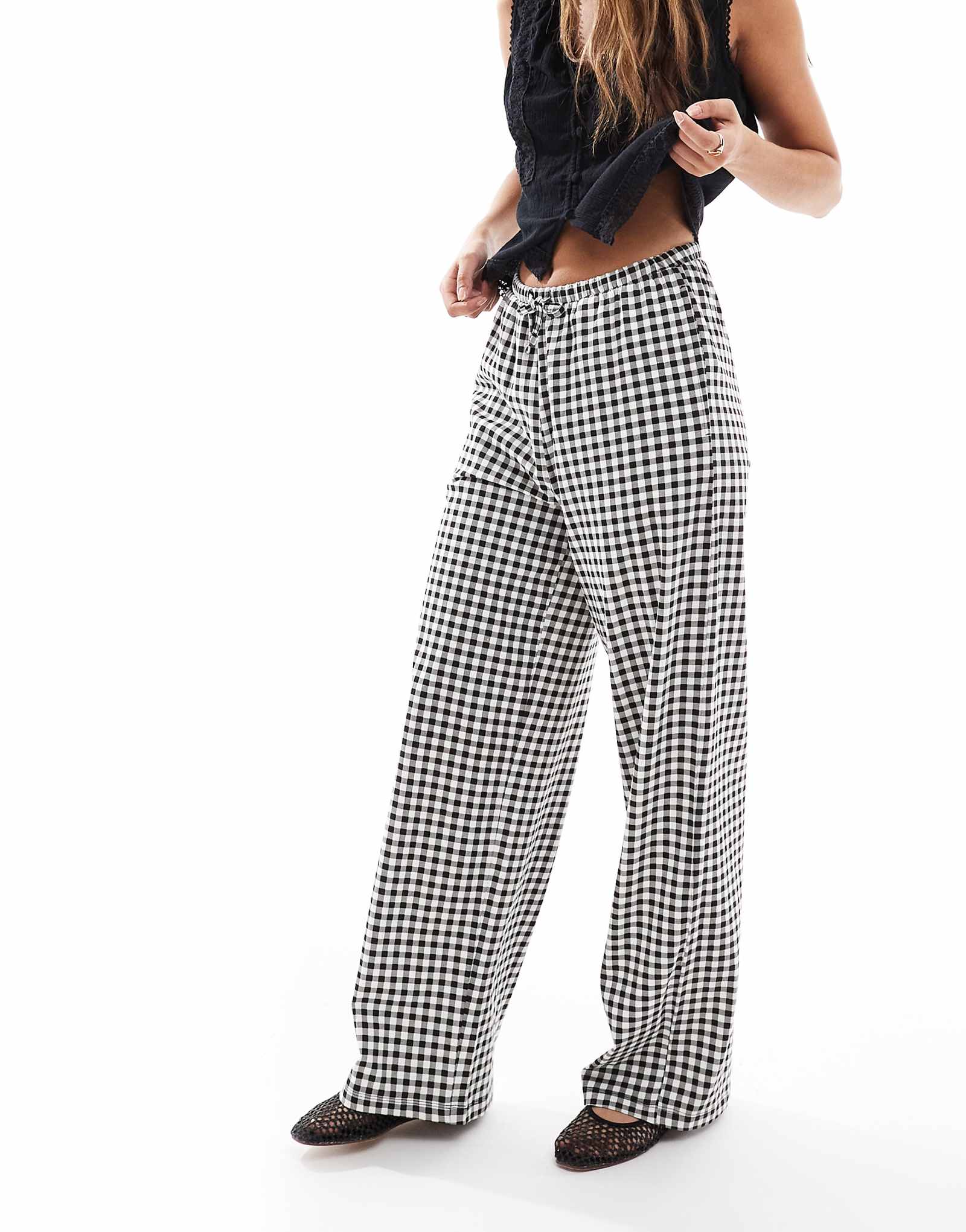 Поношенные трикотажные брюки прямого кроя с завязкой на талии в черно-белую клетку 5490₽