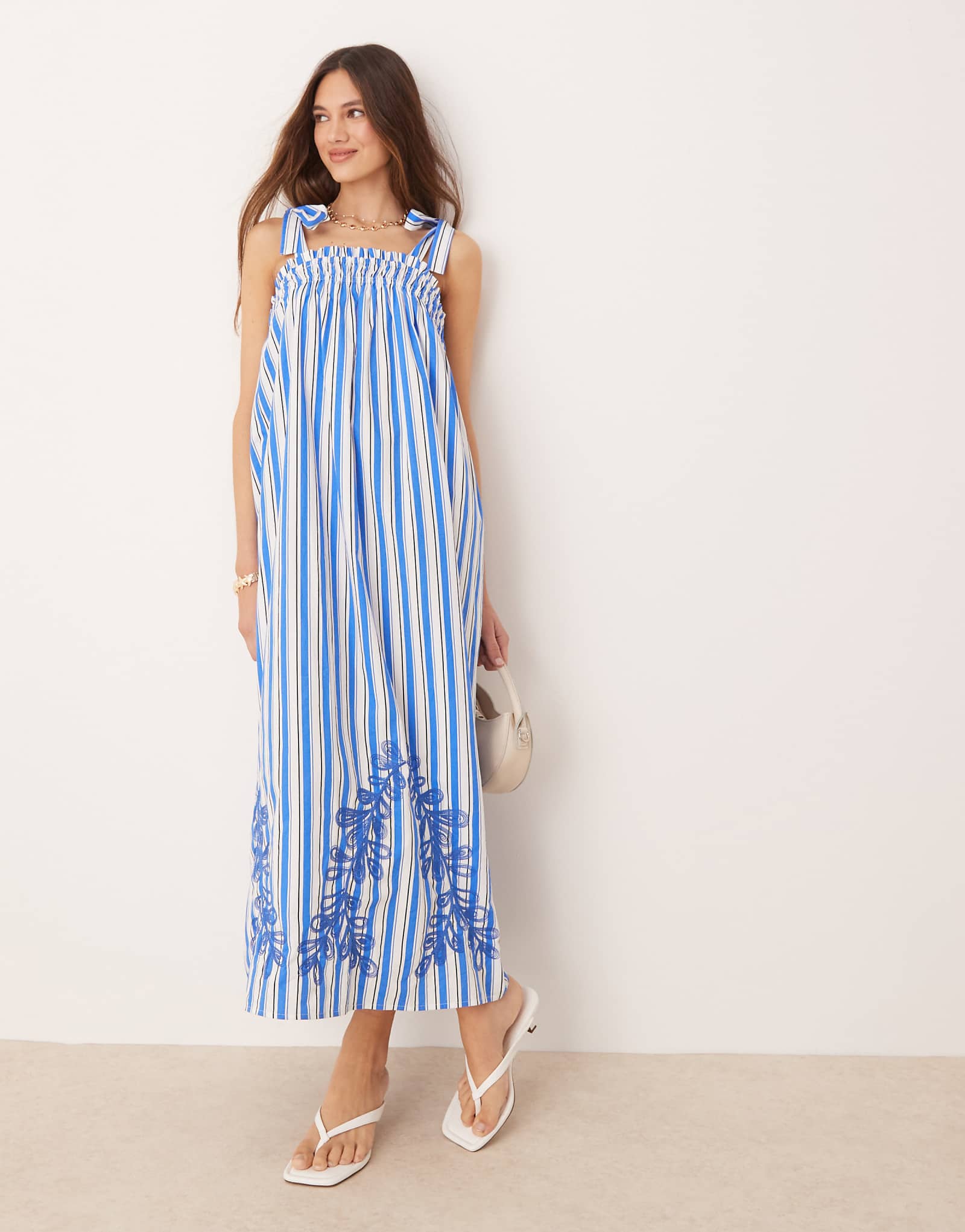 Макси-платье-халат с завязками на плечах YAS с высококачественной цветочной вышивкой в синюю полоску 9290₽