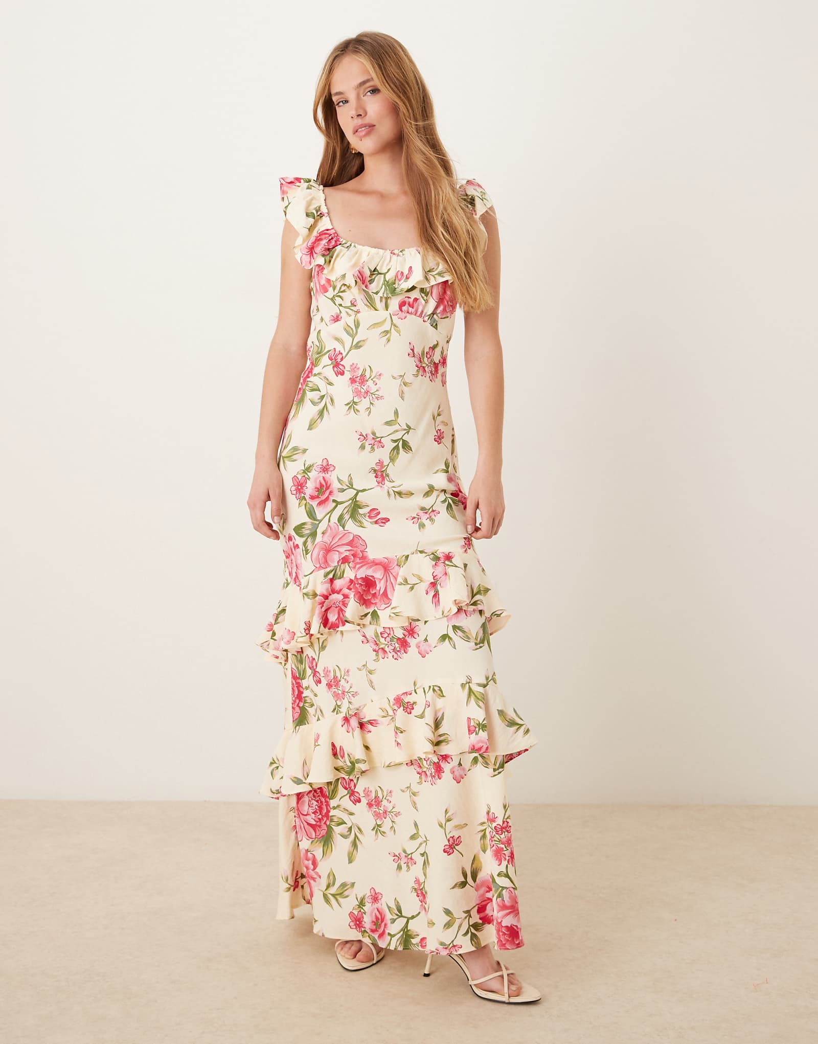 Миди-платье YAS с открытыми плечами и рюшами в розово-кремовый цветочек 20690₽