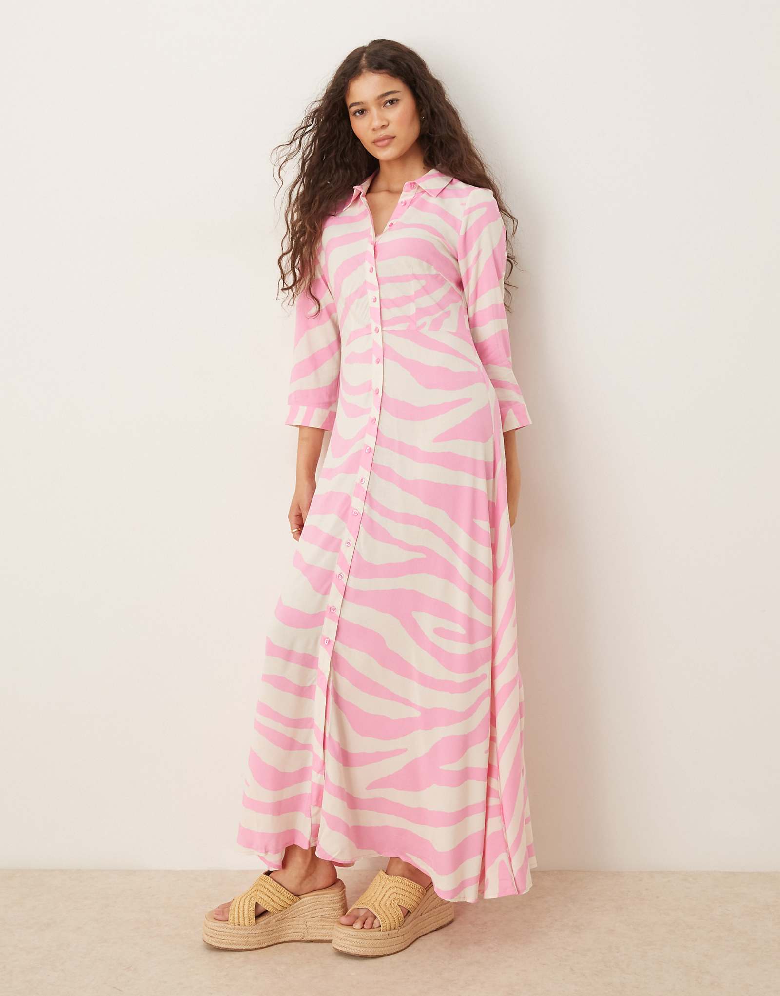 Макси-платье-рубашка YAS с объемным розовым принтом 