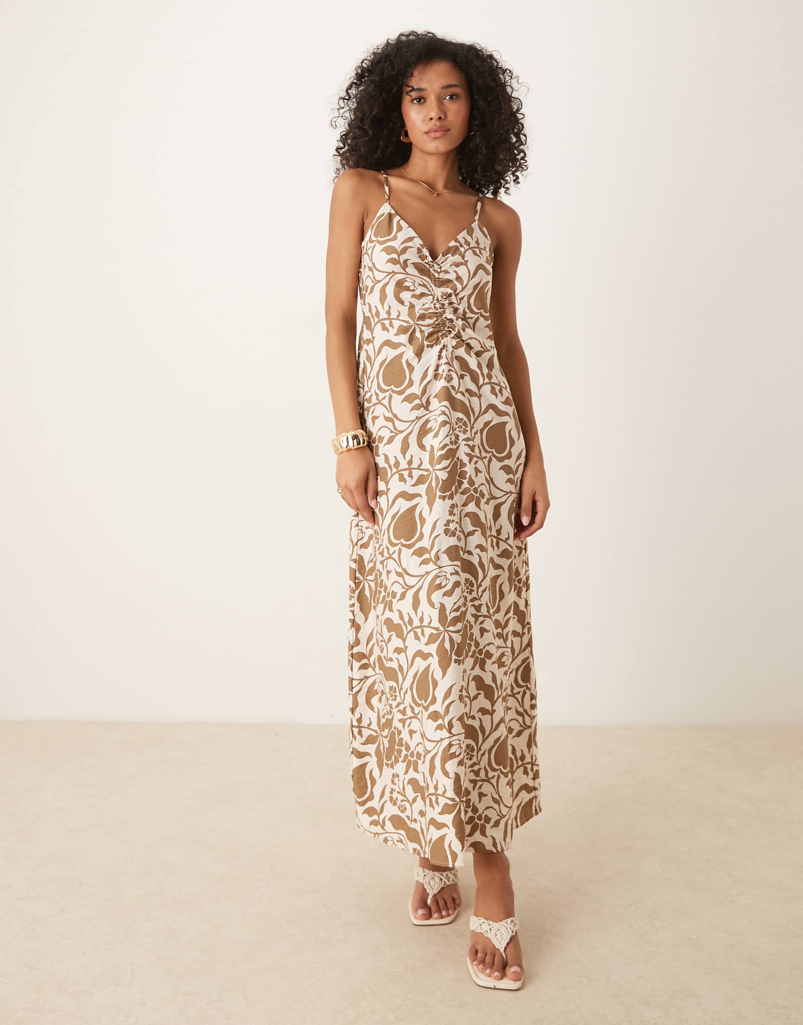 Коричневое платье миди с рюшами и цветочным рисунком 9190₽