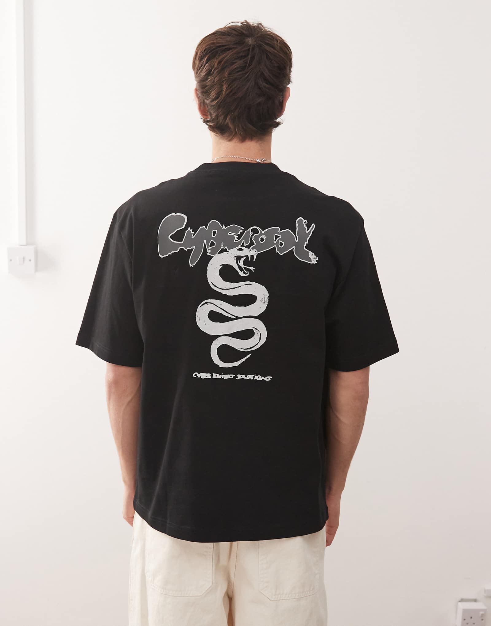 Футболка Weekday свободного кроя с принтом cyber snake черного цвета 8590₽