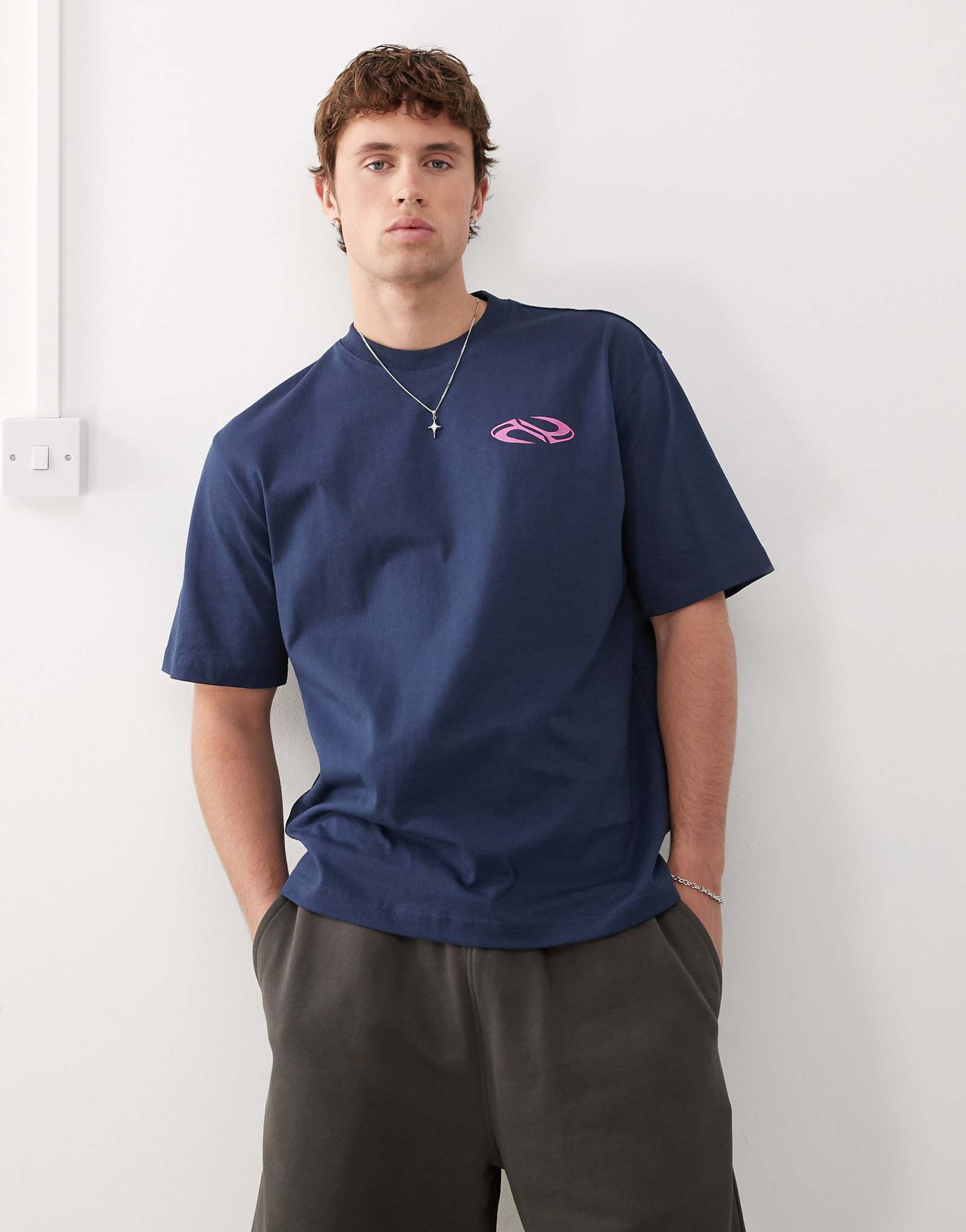 Футболка свободного кроя Weekday с принтом темно-синего цвета 8590₽