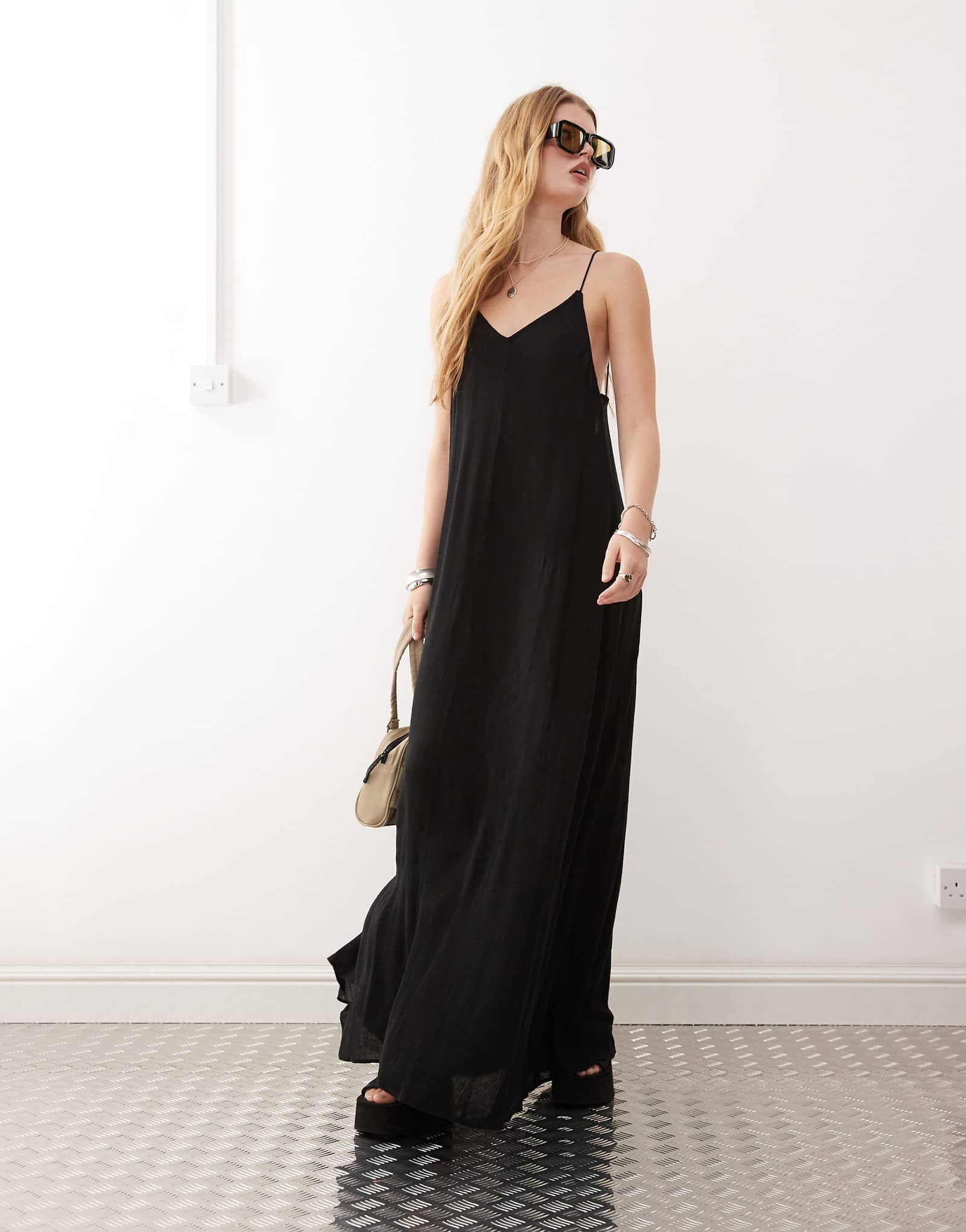 Облегающее макси-платье Weekday Cyndra черного цвета 19590₽