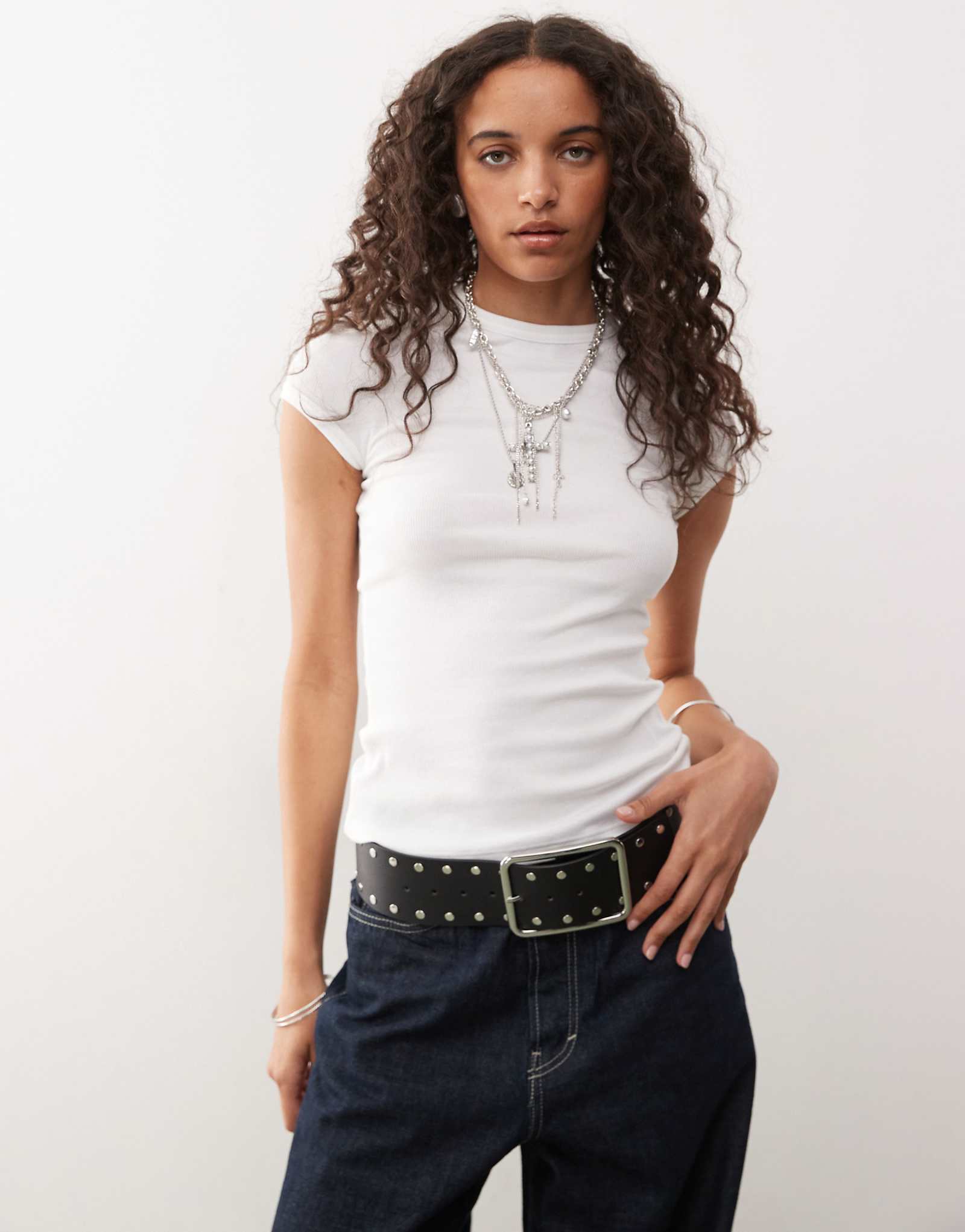 Приталенная футболка в рубчик Weekday белого цвета 4090₽